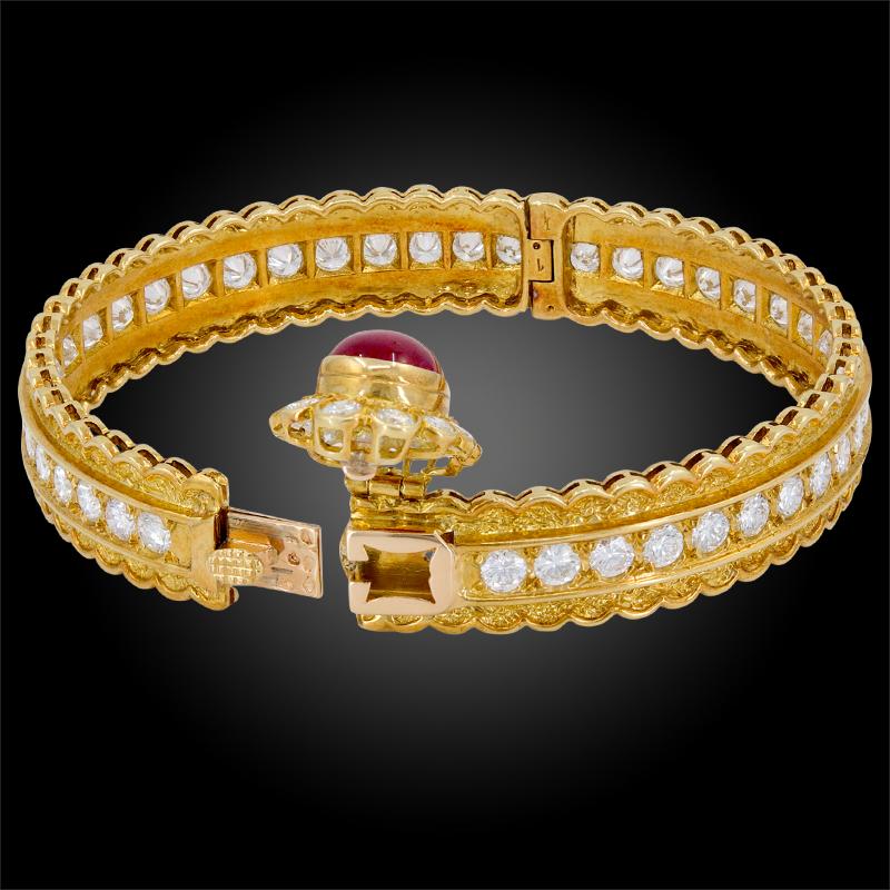 Taille ronde Van Cleef & Arpels, bracelet jonc en or jaune avec cabochon de diamants et rubis en vente