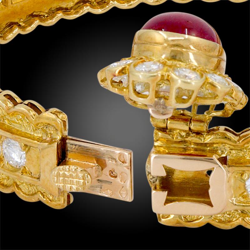 Van Cleef & Arpels, bracelet jonc en or jaune avec cabochon de diamants et rubis Bon état - En vente à New York, NY