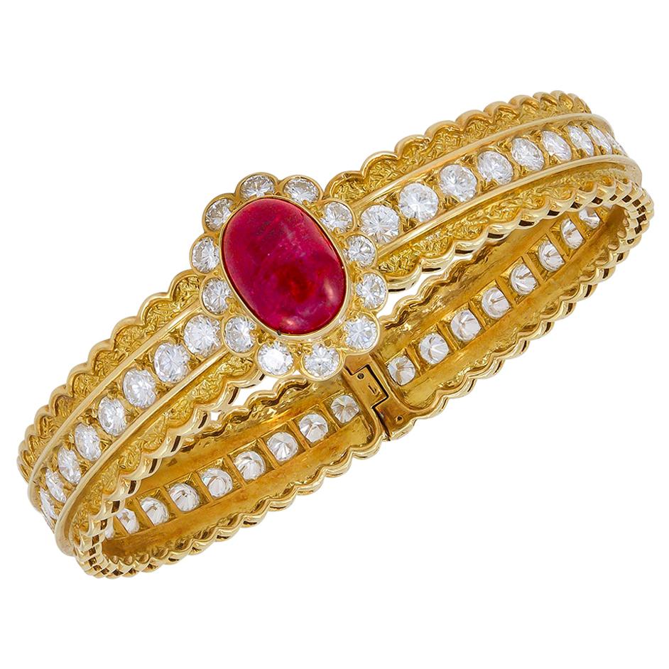 Van Cleef & Arpels Diamond Cabochon Ruby Yellow Gold Bangle Bracelet For Sale