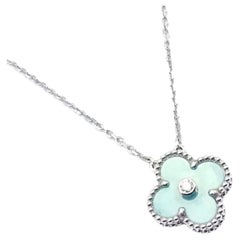 Van Cleef & Arpels Collier Alhambra en porcelaine de Sèvres en or blanc et diamants