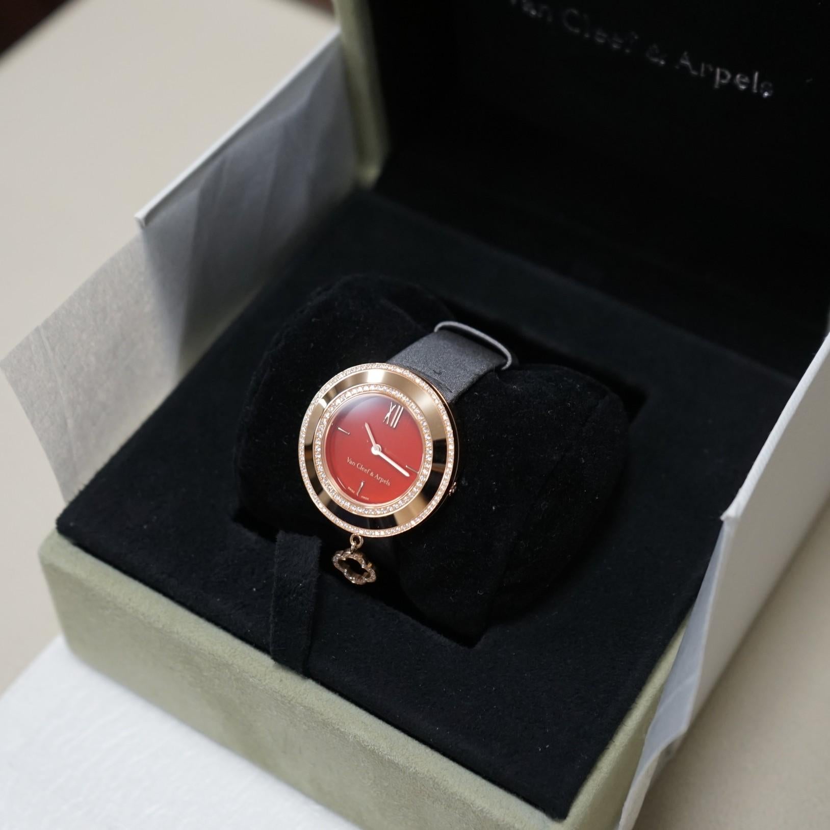 Taille ronde Van Cleef & Arpels, breloque en or rose 18 carats avec diamants sur une lanière en vente