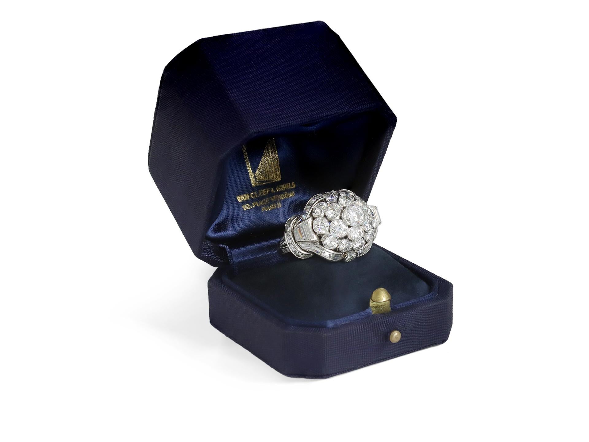 Women's or Men's Van Cleef & Arpels diamond cluster ring, circa 1950. For Sale