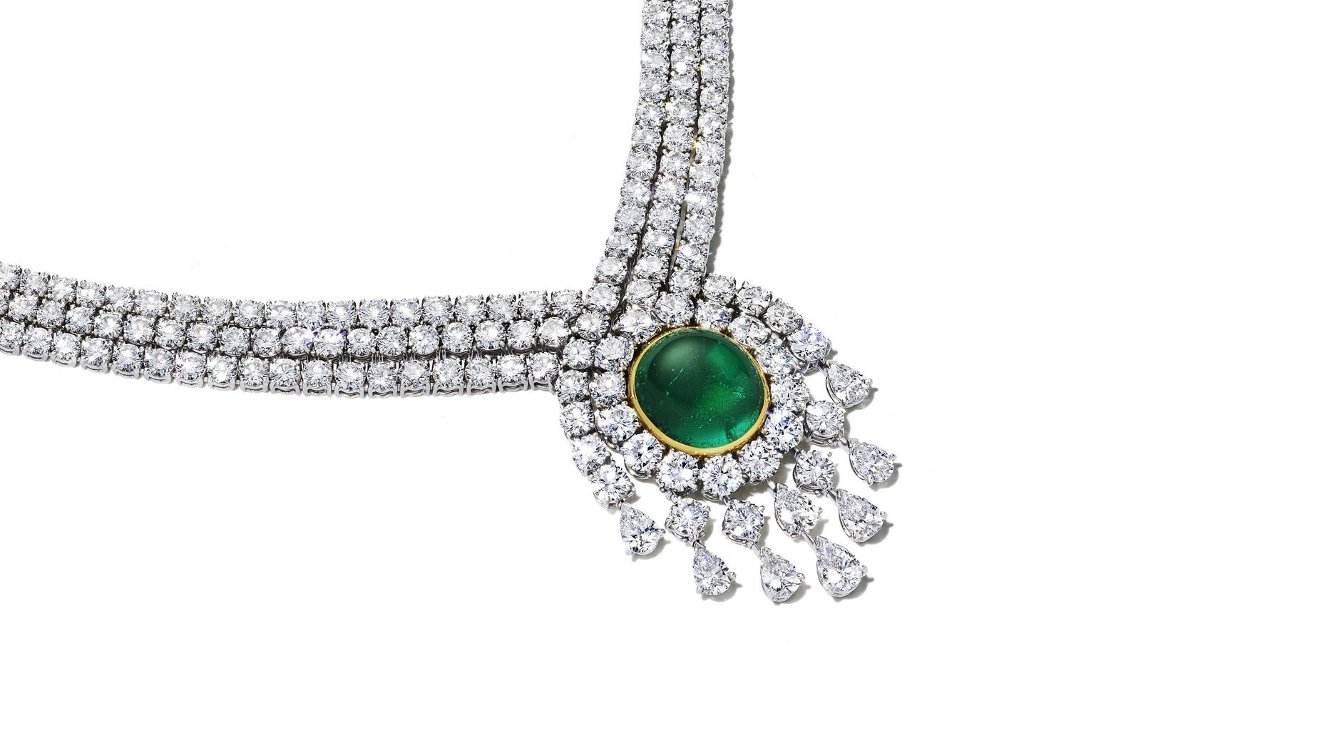 Collana Van Cleef & Arpels con diamanti e smeraldi colombiani cabochon

Questa straordinaria collana Van Cleef & Arpels è realizzata in platino e oro giallo 18 carati e presenta un design mozzafiato che mette in risalto un eccezionale smeraldo