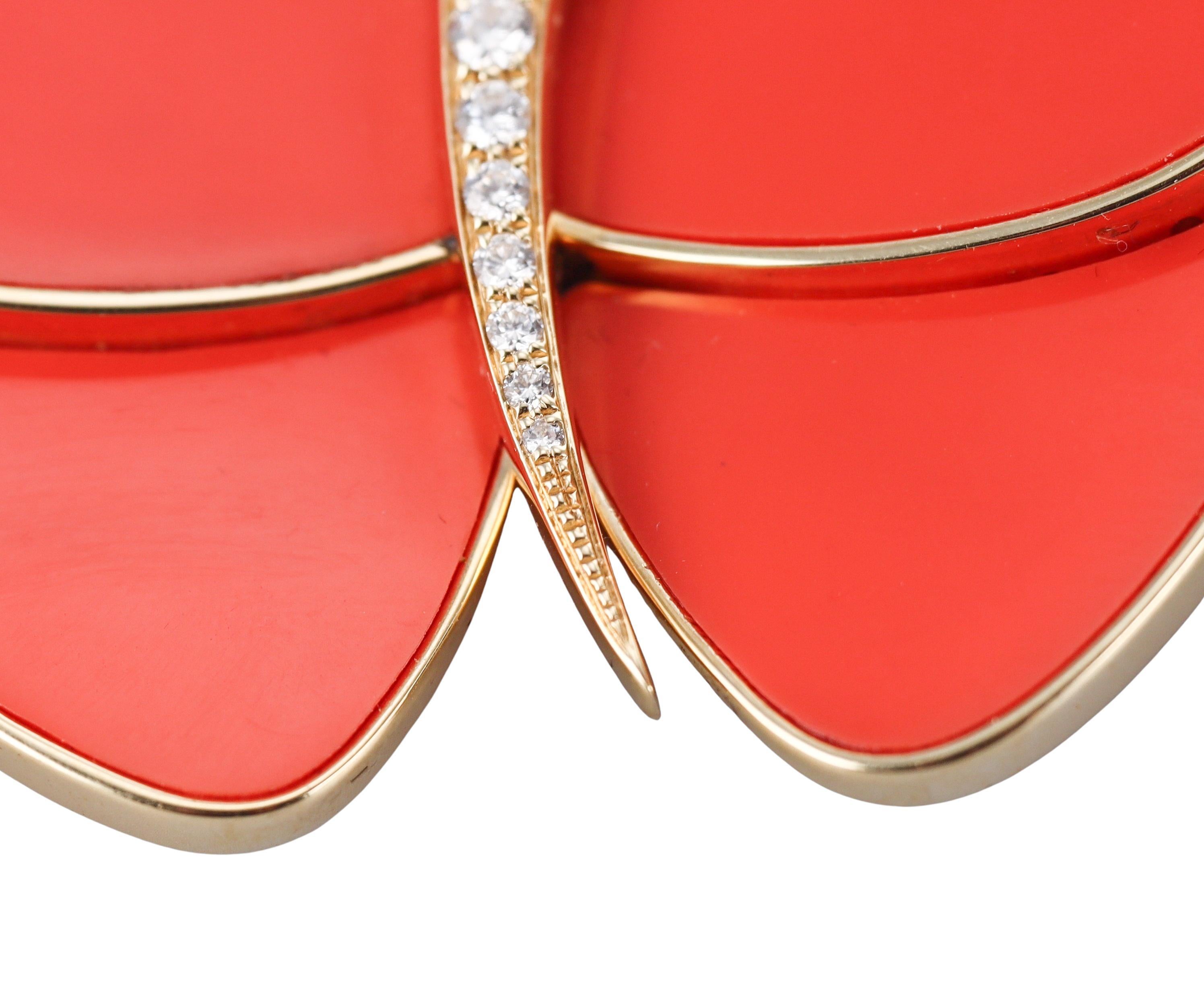 Van Cleef & Arpels Spilla a farfalla in oro 18k con diamanti e corallo in vendita 1