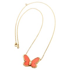 Van Cleef & Arpels Collier avec pendentif corail papillon en or jaune et diamants