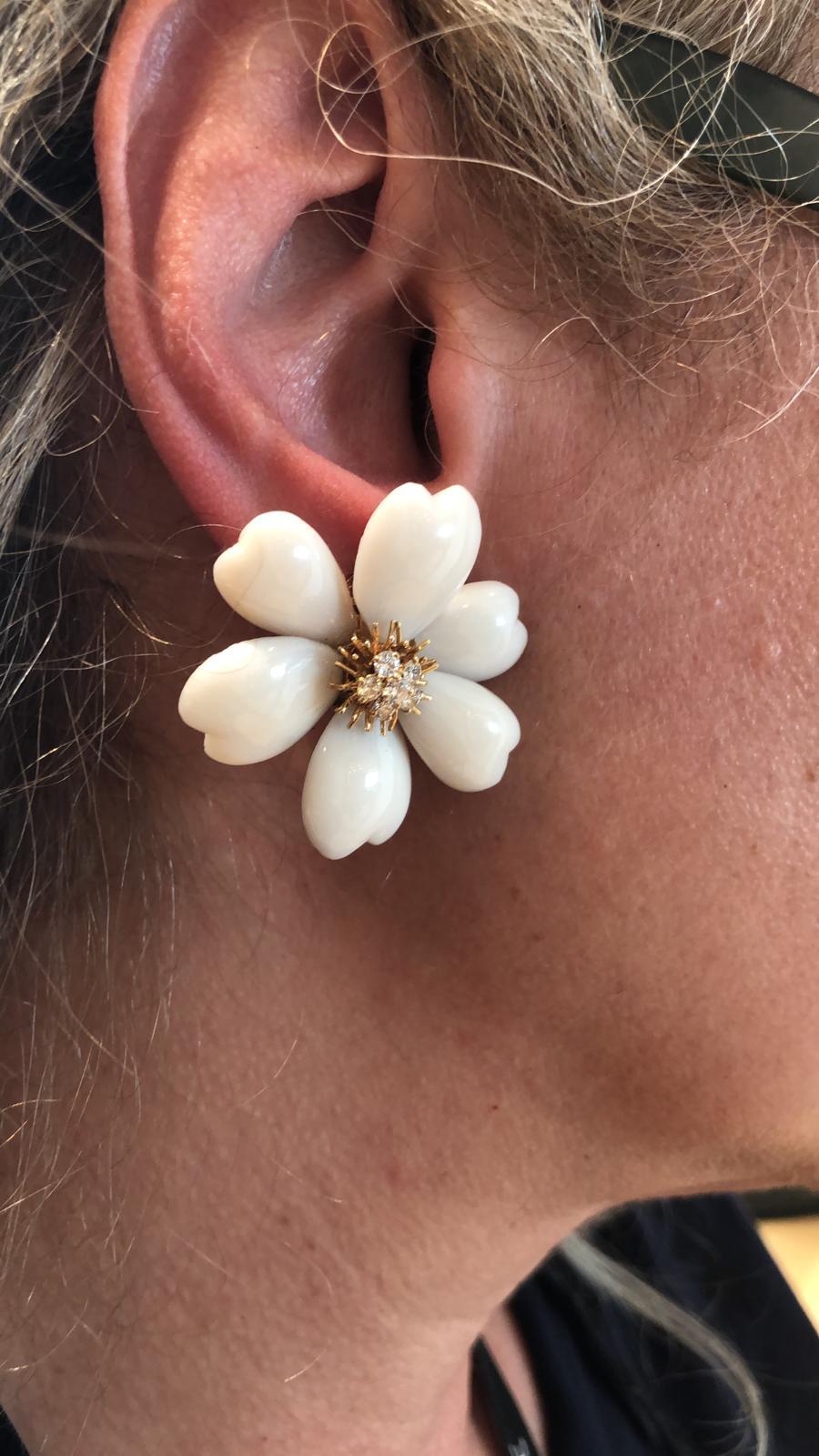Les boucles d'oreilles iconiques Rose de Noel de Van Cleef & Arpels, chacune conçue comme une tête de fleur en corail avec des pistils en fil d'or jaune 18k entourant une grappe de diamants taille brillant.

Dimensions approximatives.  longueur 1