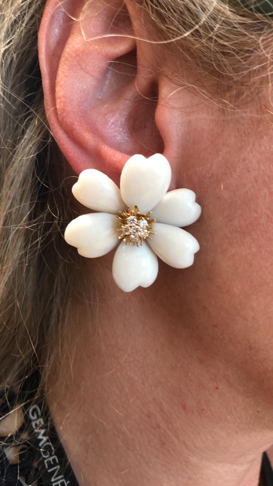 Taille ronde Van Cleef & Arpels Boucles d'oreilles roses de Noël en or jaune, corail et diamants en vente