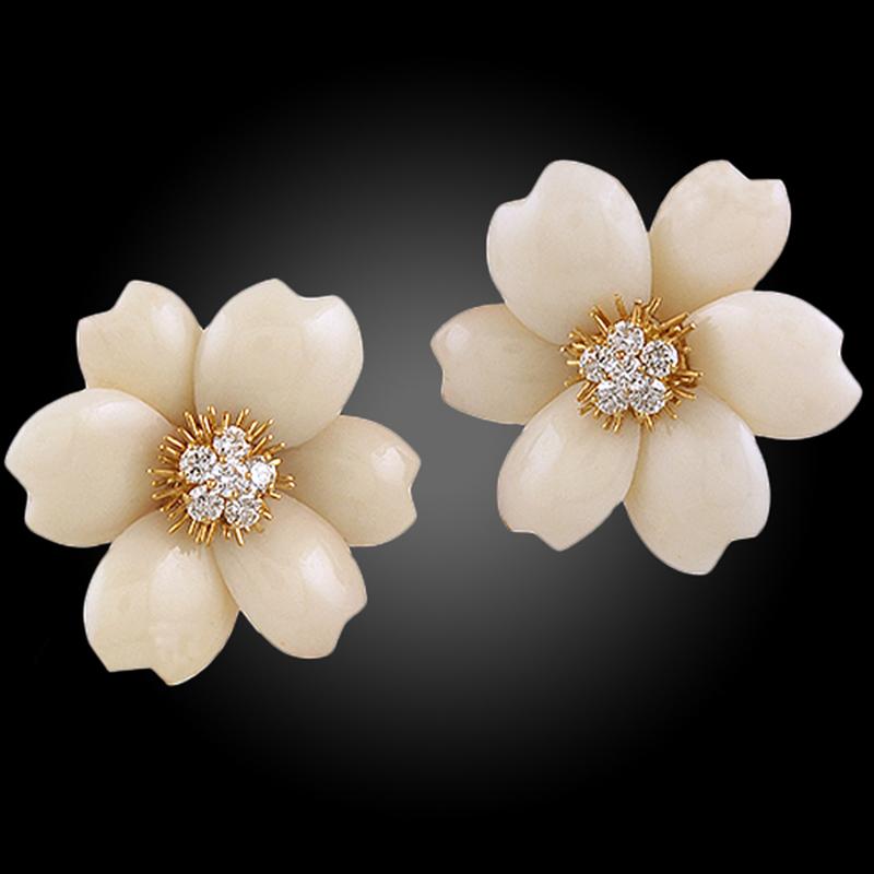 Van Cleef & Arpels Ohrringe, Diamant Koralle Gelbgold Rose de Noël im Zustand „Gut“ im Angebot in New York, NY