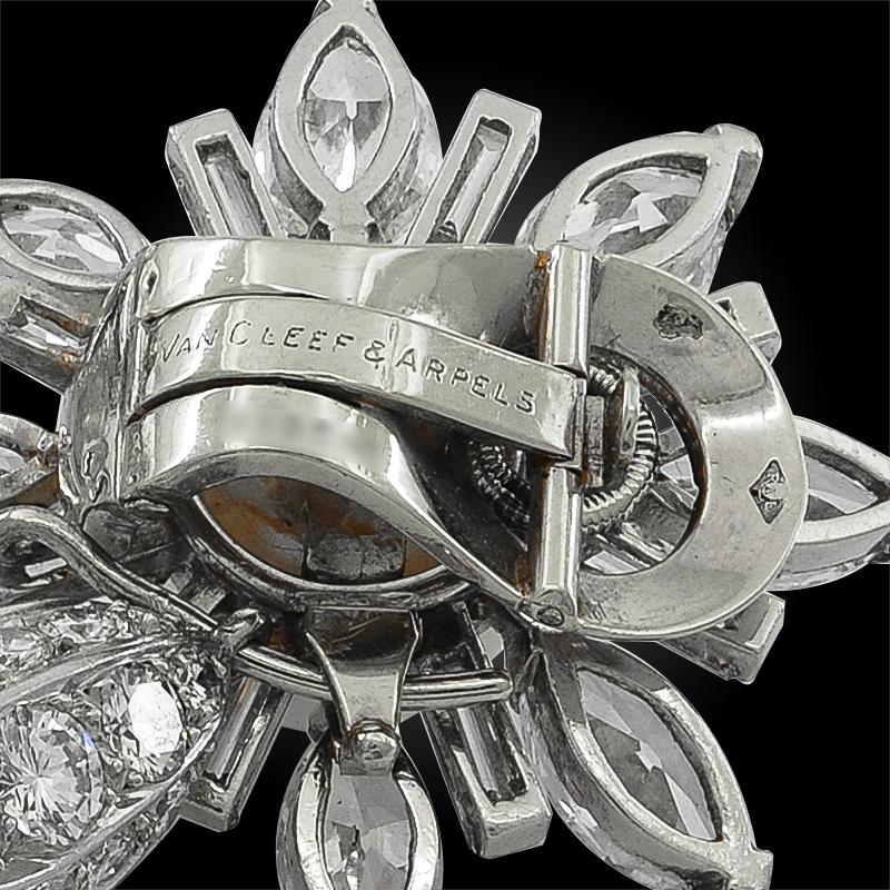 Van Cleef & Arpels Boucles d'oreilles en platine avec diamants et perles de mer naturelles Bon état - En vente à New York, NY
