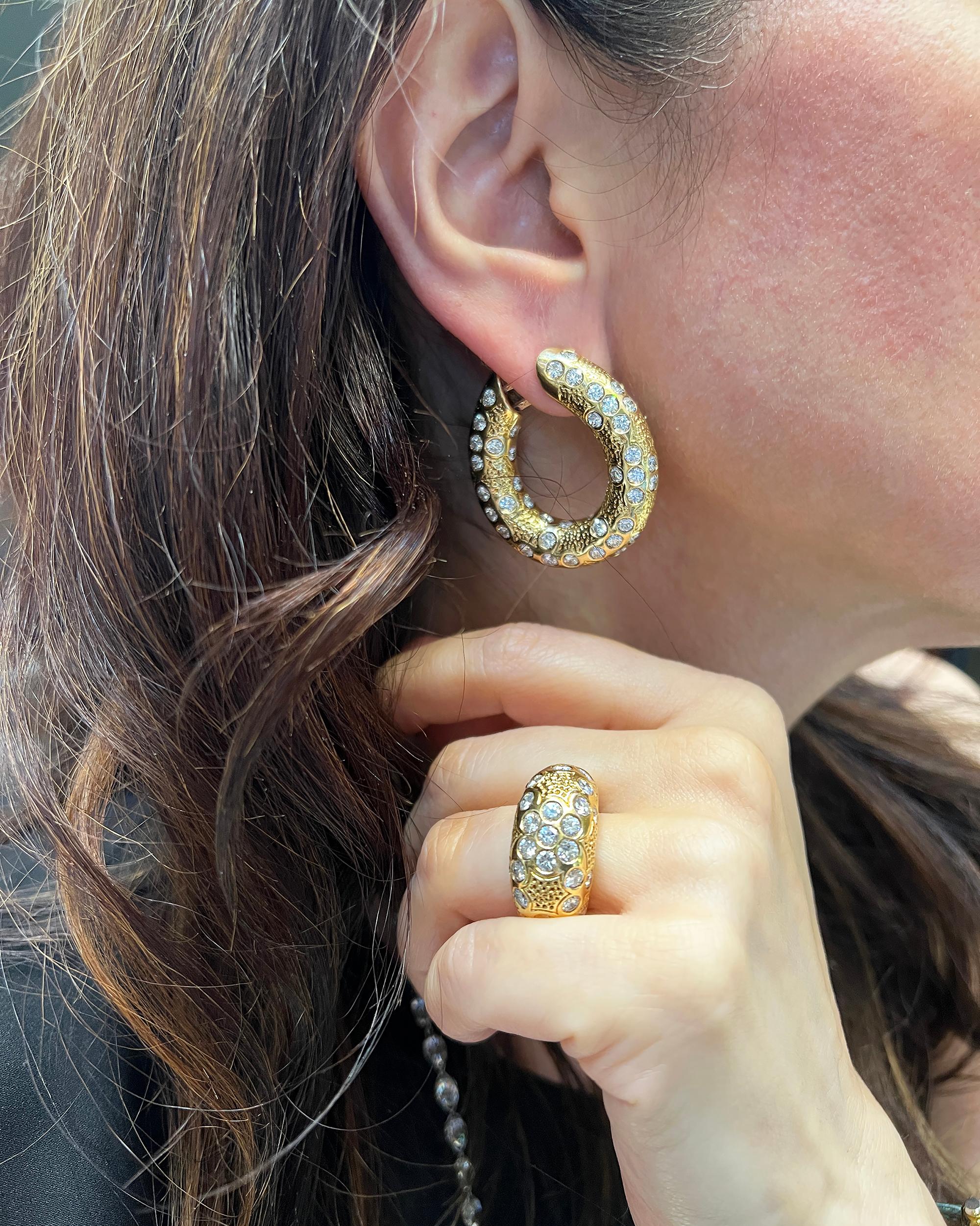 Une suite de bijoux vintage comprenant les boucles d'oreilles et la bague, créée par Van Cleef & Arpels dans les années 1970.
Les boucles d'oreilles sont incrustées de diamants ronds, pesant au total 12 carats. 
La bague contient un total de 4,5