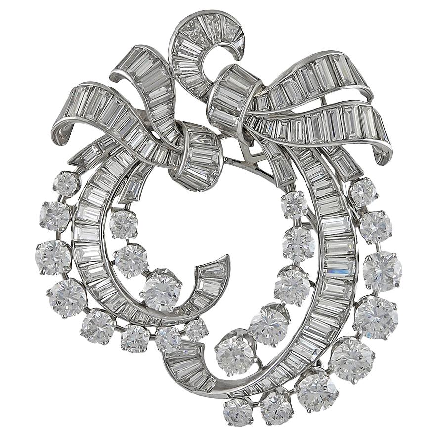 Broche Vintage En Métal Blanc - Forme Fleur/ruban Avec Strass Central - Diamètre 4.6 Cm