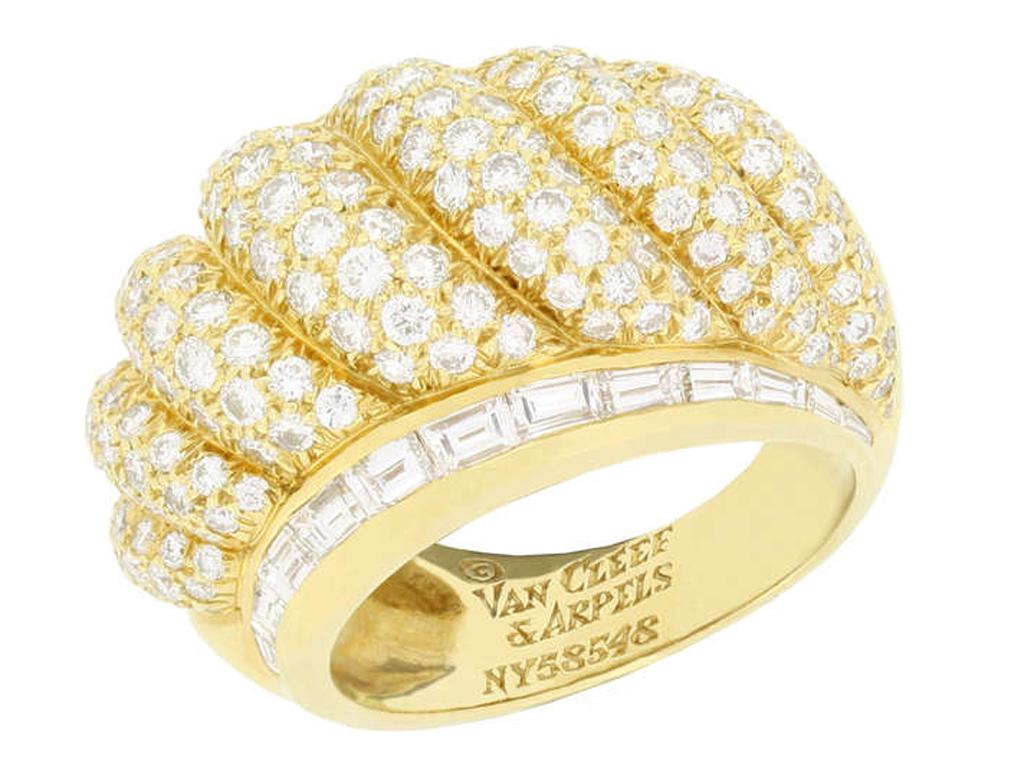 Van Cleef & Arpels Vintage-Diamant-Kleiderring. Besetzt mit einhundertsechsundneunzig runden Diamanten im Brillantschliff in offener Kornfassung mit einem Gesamtgewicht von 3,38 Karat, eingefasst von zwei horizontalen, abgestuften Reihen