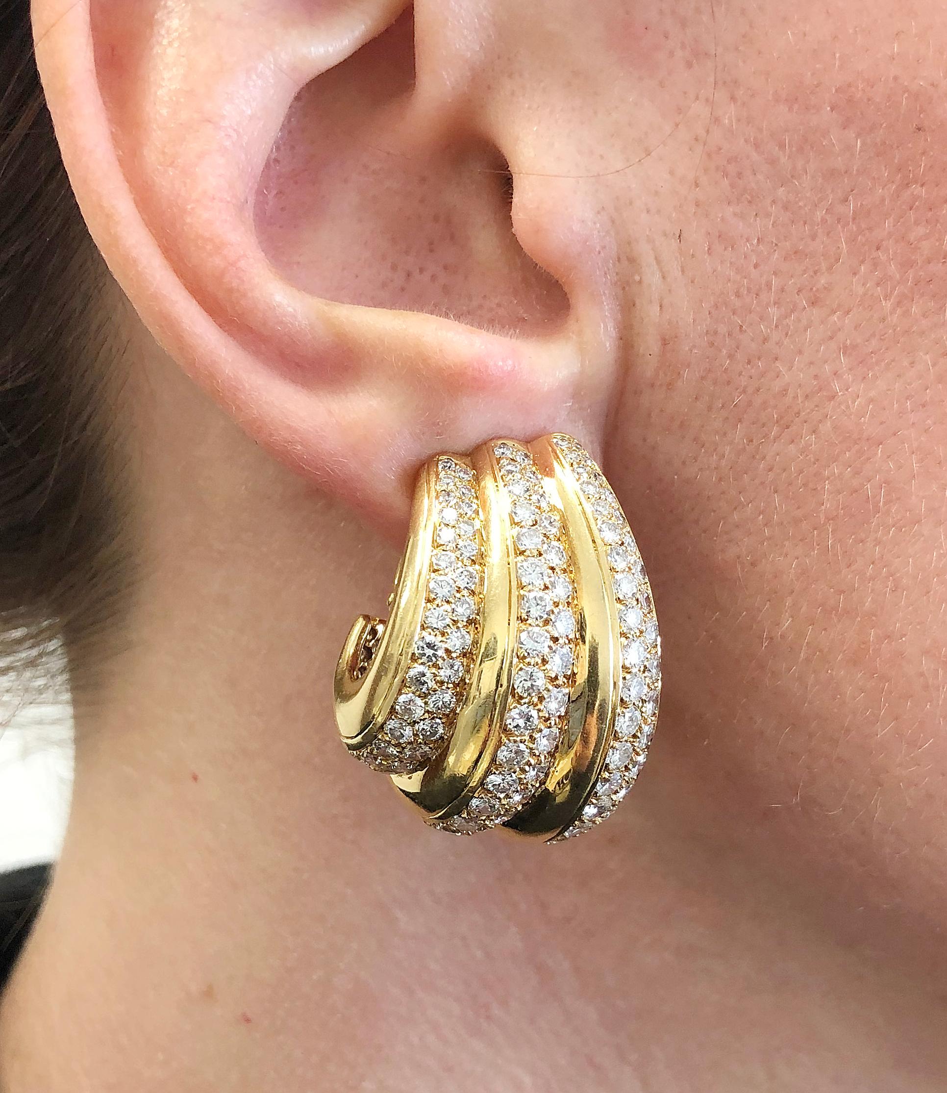 Van Cleef & Arpels Diamond Fluted Hoop Earrings In Good Condition In New York, NY