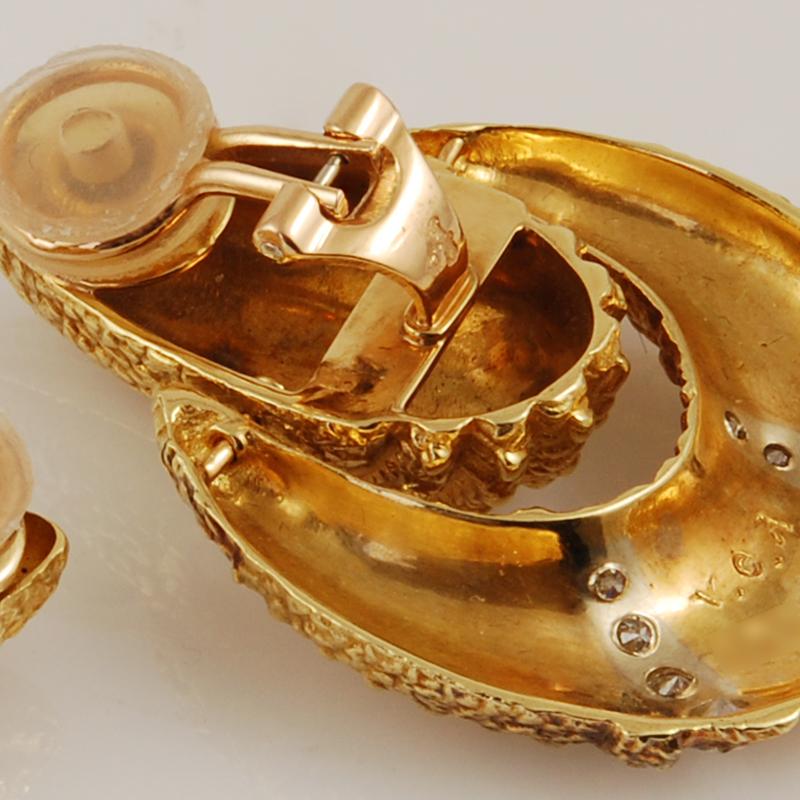 Van Cleef & Arpels Vintage 1970s Hammered Gold Diamond Door Knocker Earrings In Good Condition For Sale In New York, NY