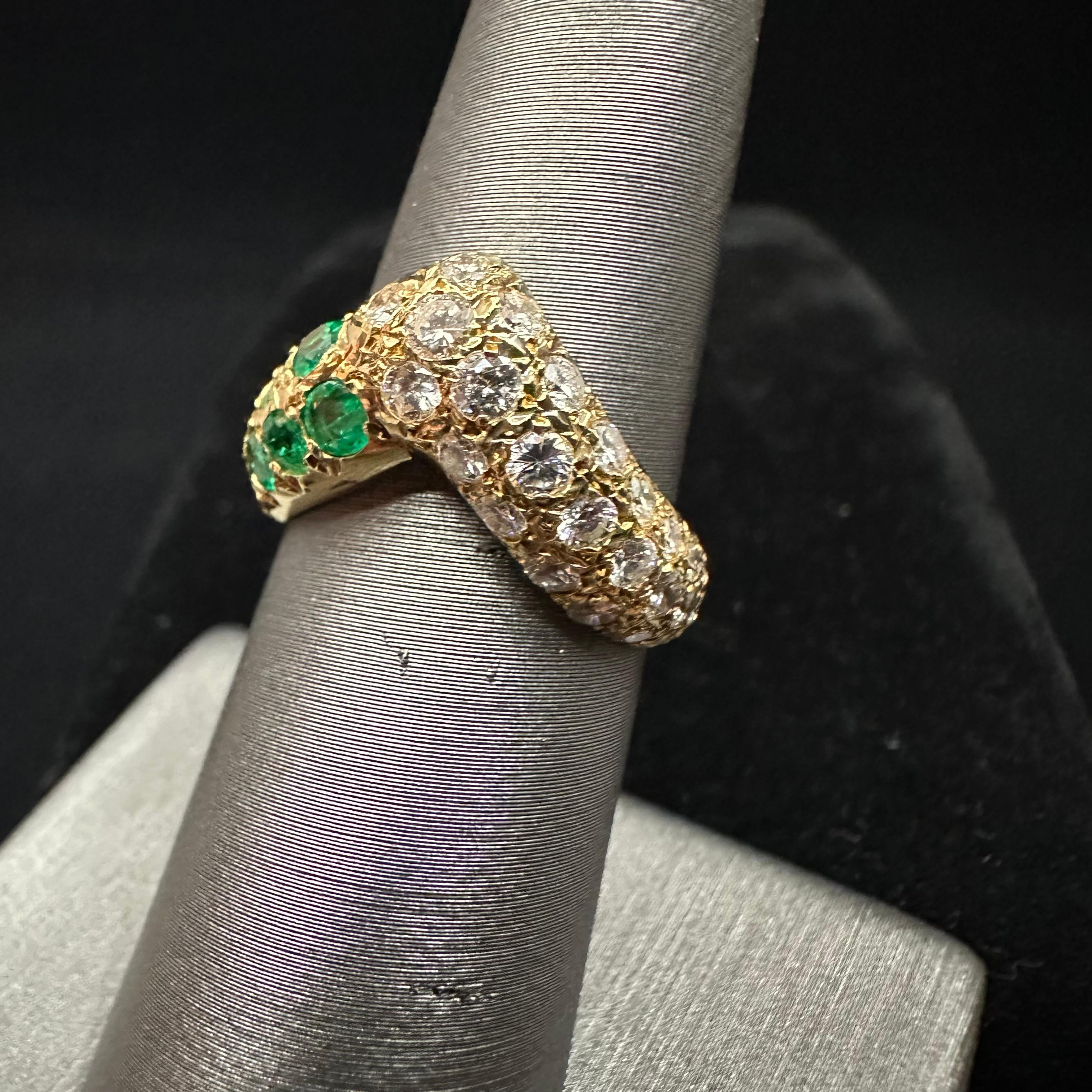 Van Cleef & Arpels Diamant-Smaragdring aus 18 Karat Gelbgold mit Smaragd (Brillantschliff) im Angebot