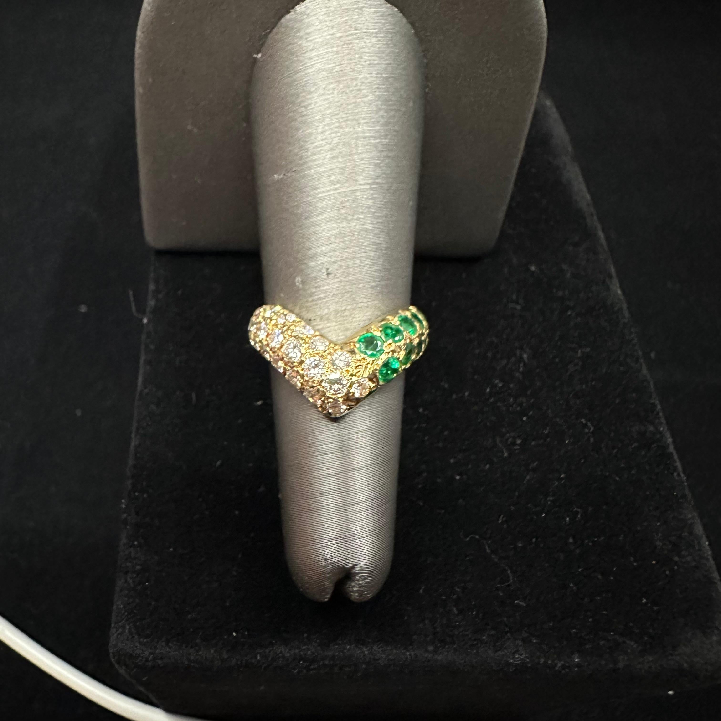 Women's or Men's Van Cleef & Arpels Diamond Emerald 18k Yellow Gold Ring For Sale
