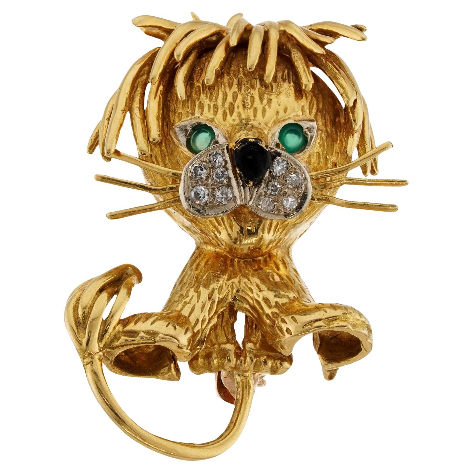 VAN CLEEF & ARPELS Diamond Emerald Enamel 18k Yellow Gold Lion Brooch For Sale
