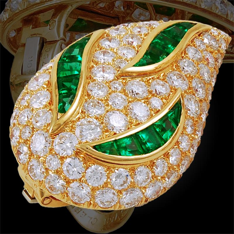 A sublime and resplendent pair of 18k yellow gold pear-shaped motif earrings, each pavé set with several luminous round brilliant-cut diamonds and square shaped emeralds.

Van Cleef & Arpels accesses most of its emeralds from Colombia, the mines of