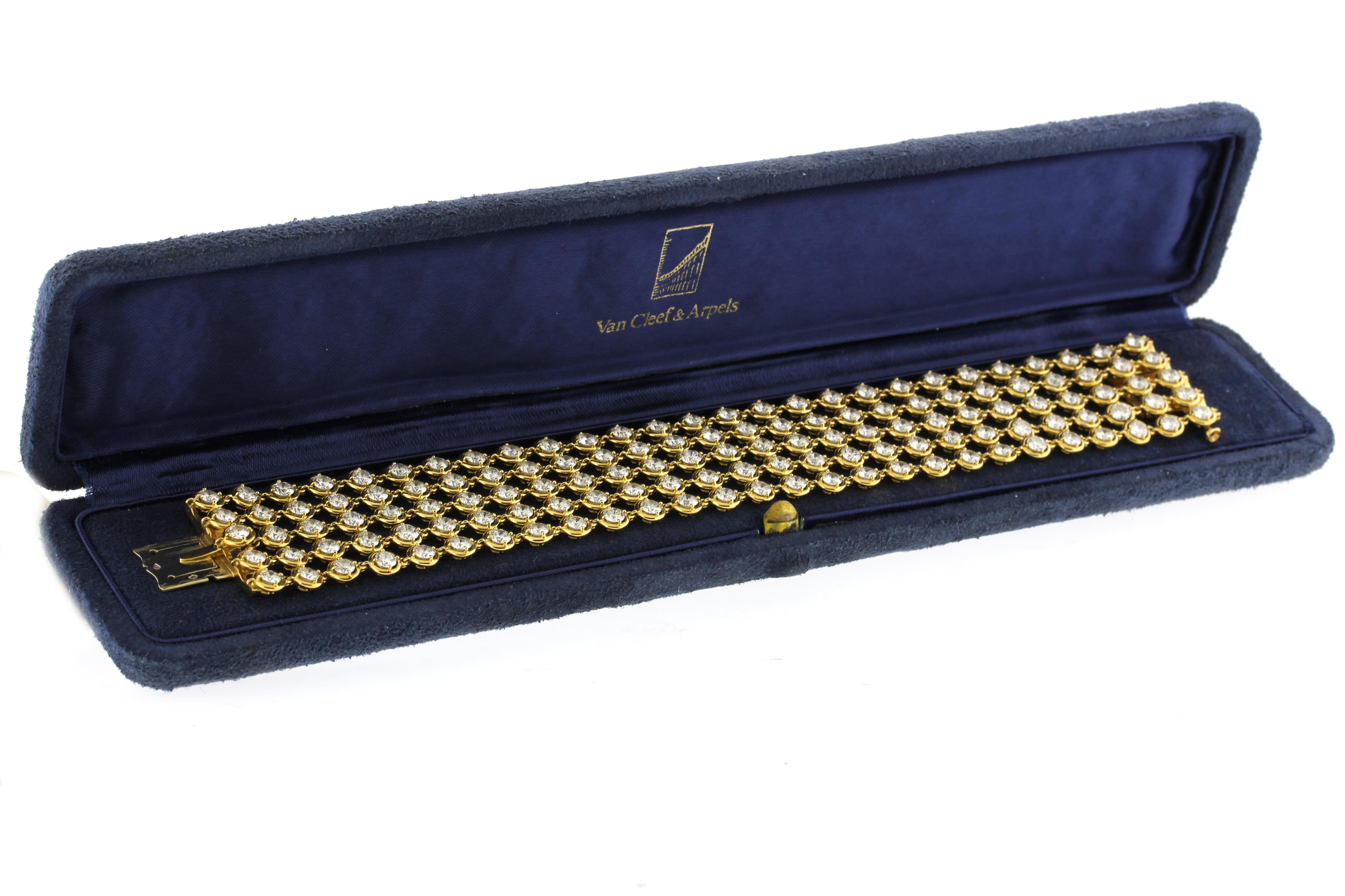 Le bracelet à cinq rangs de diamants de la collection Icone de Van Cleef & Arpels.  Les créations de la collection de Haute Joaillerie Palmyre de Van Cleef & Arpels ruissellent de diamants comme autant de gouttes d'eau scintillantes. Leur structure