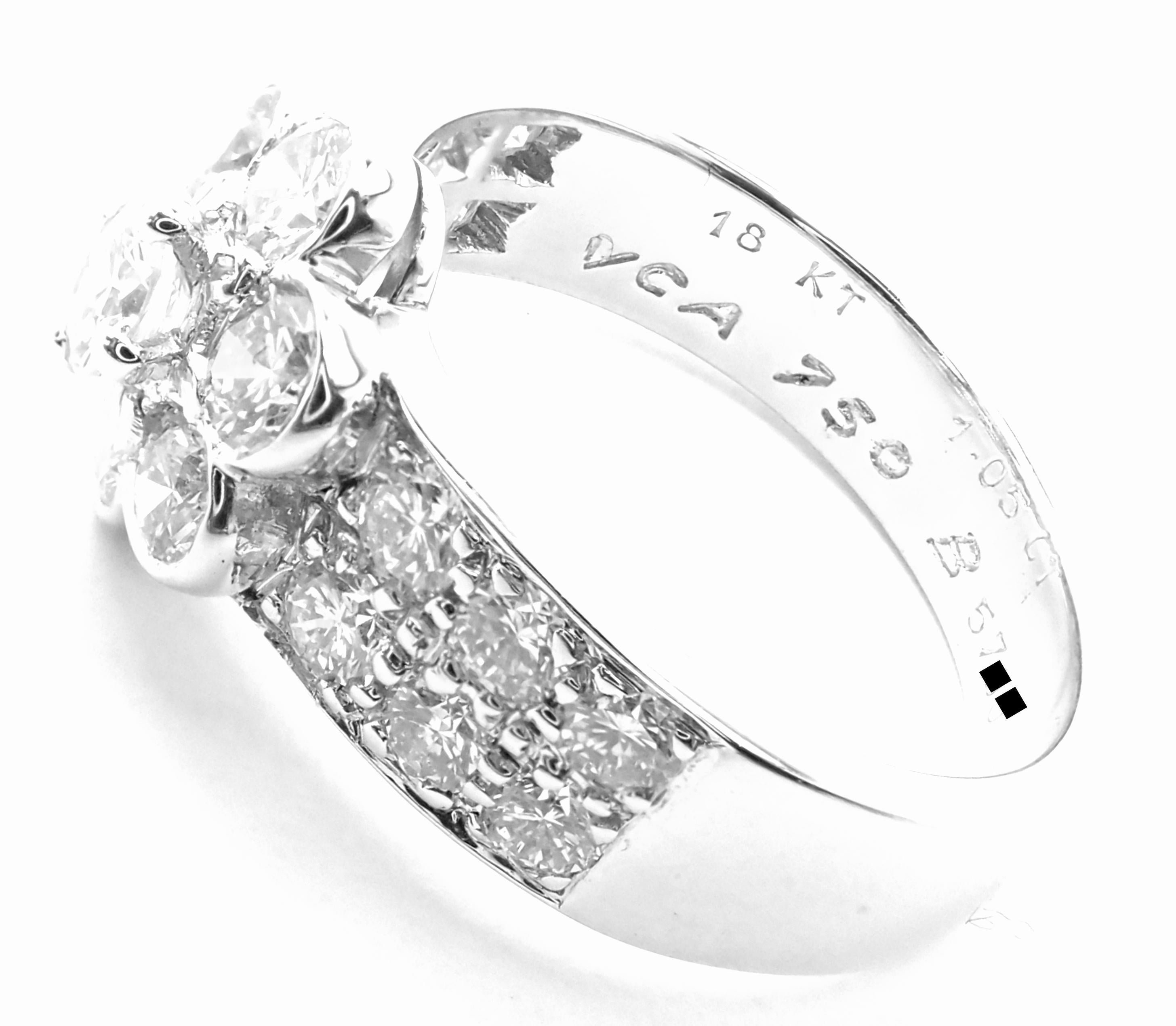 Bague fleur Fleurette en or blanc 18k diamantée par Van Cleef & Arpels. 
Avec 19 diamants ronds de taille brillante VS1 pureté, couleur G poids total 1.05ct
Détails :
Taille :  4 1/4
Largeur : 9mm
Poids : 4,6 grammes
Poinçons estampillés : VCA 750