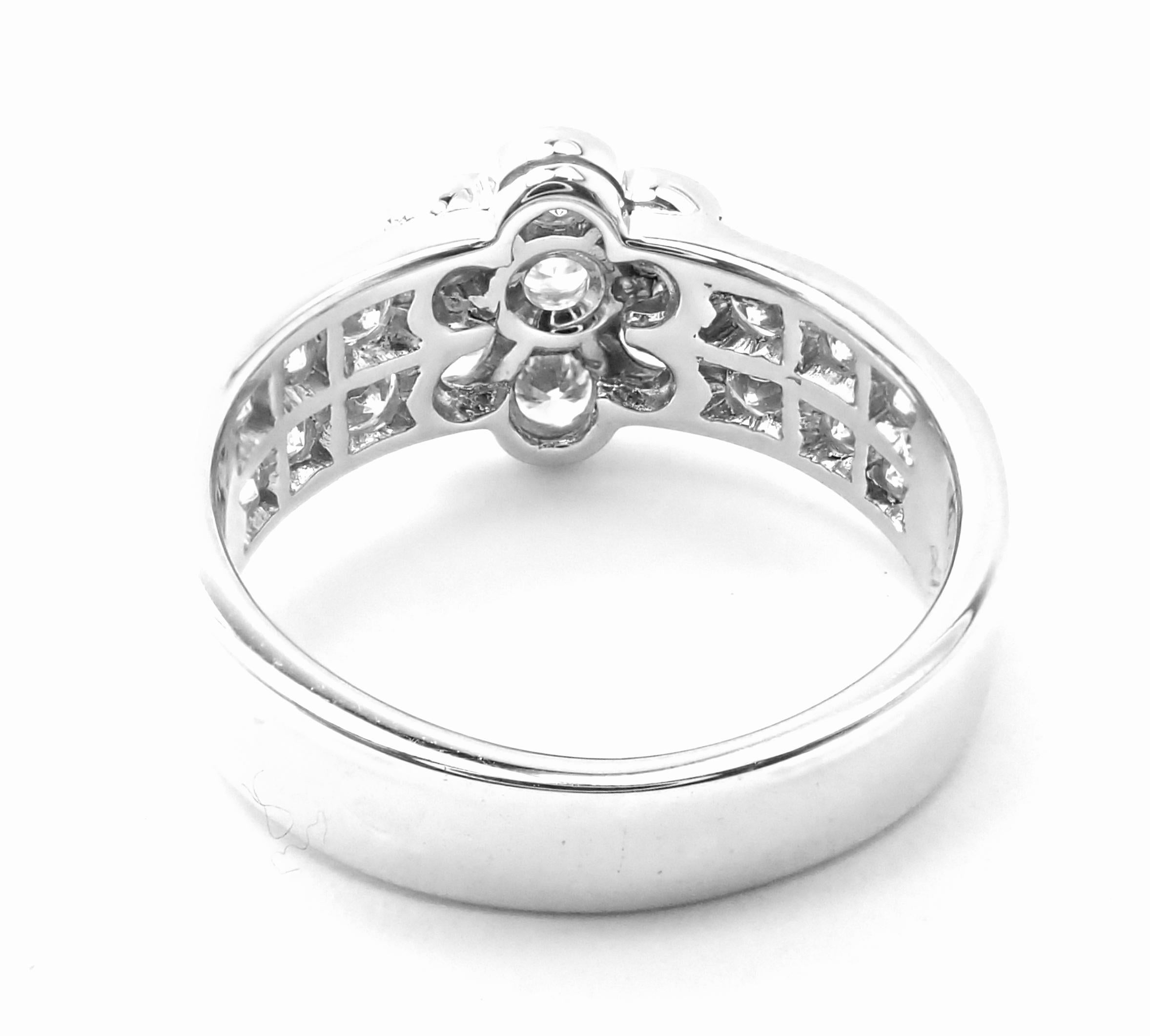 Taille brillant Van Cleef & Arpels, bague Fleurette fleur en or blanc et diamants en vente