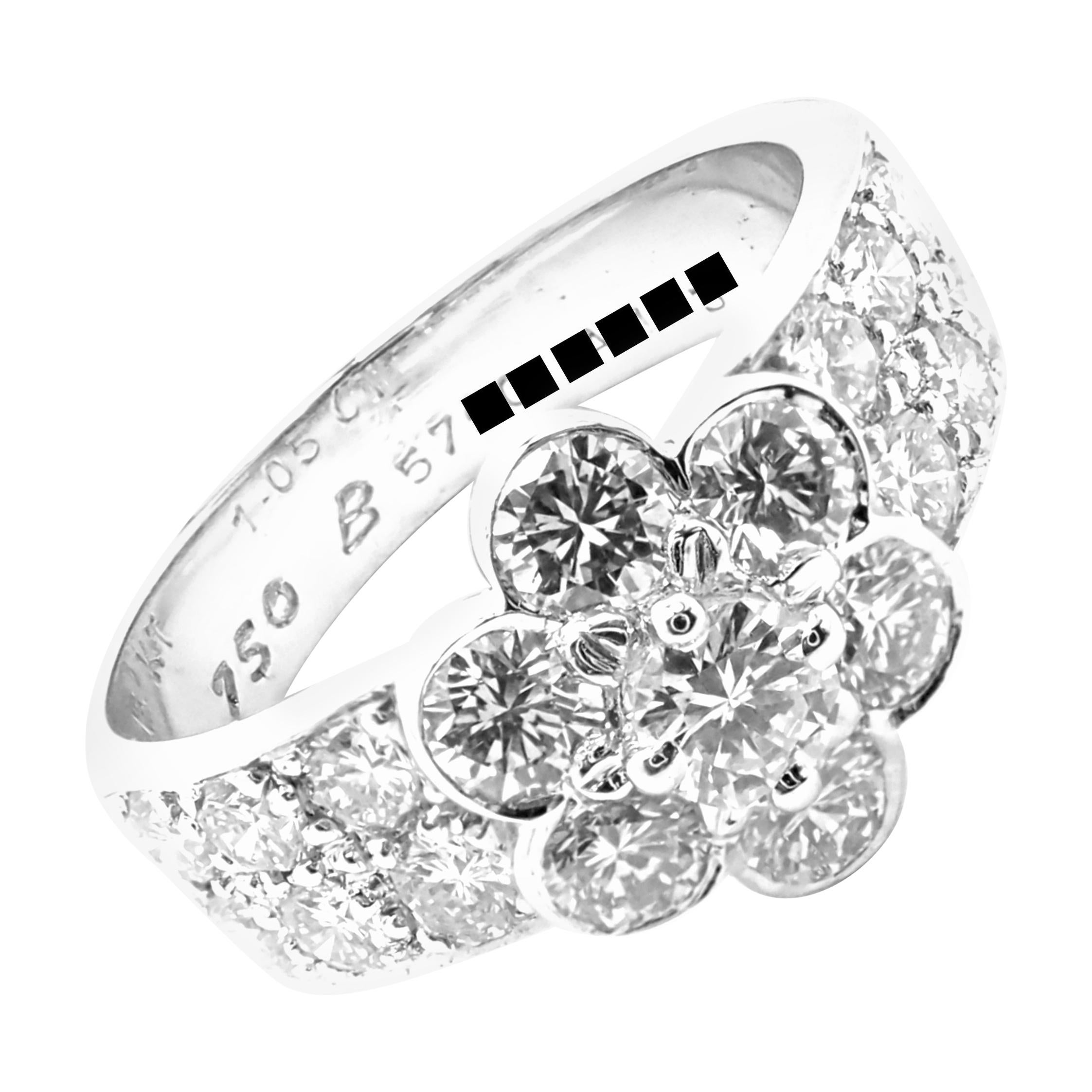 Van Cleef & Arpels, bague Fleurette fleur en or blanc et diamants en vente