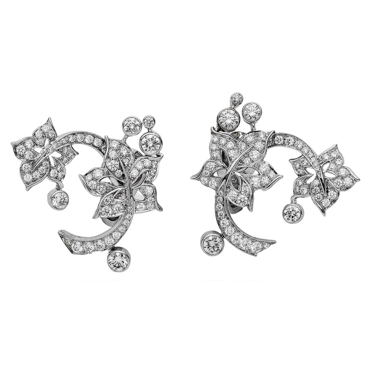 Un incroyable ensemble de boucles d'oreilles en or blanc diamantées Van Cleef & Arpels, les boucles d'oreilles présentent un motif floral réalisé en or blanc 18k et sont serties de 2,35ct des plus beaux diamants ronds de taille brillant.