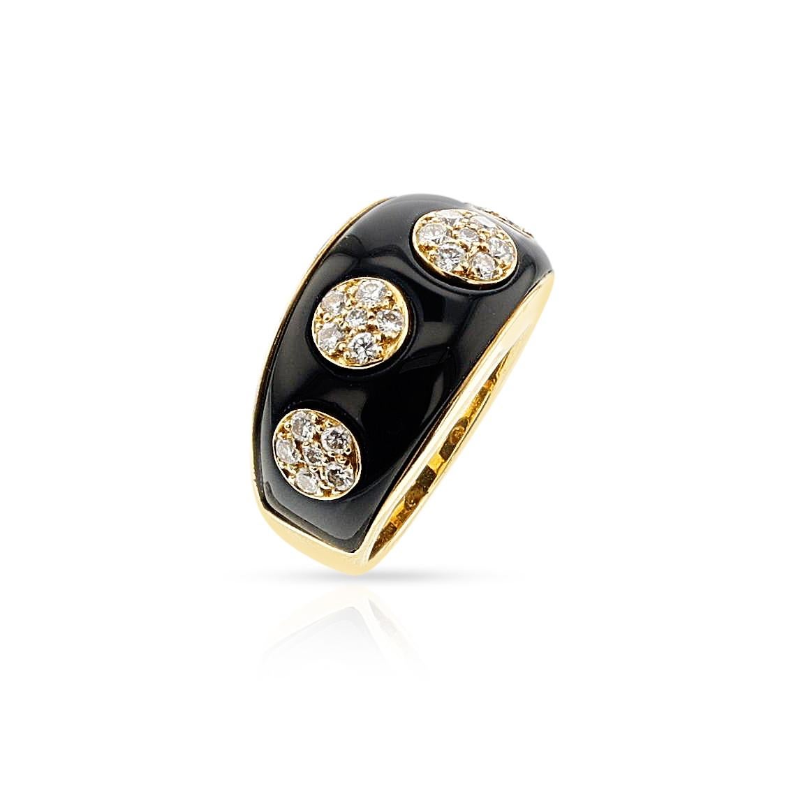 A Van Cleef & Arpels Diamond Flower and Onyx Ring made in 18k Yellow Gold. French marks. The total weight is 11 grams. The Ring size is US 6.25.  

SKU: 1413-DRDJTYJ