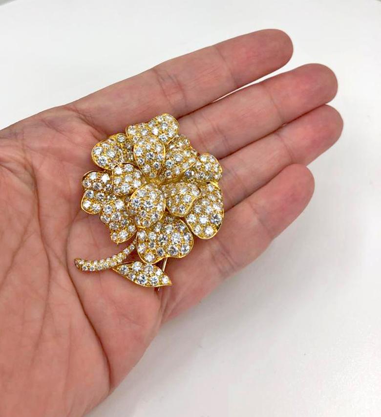 Van Cleef & Arpels Vintage Collection 1980s Diamond Flower Brooch

A brilliantly fabricated flower brooch emblematic of the Van Cleef & Arpels 'savoir-faire', with petals intricately pierced and layered with folds of diamonds throughout. 

Diamond