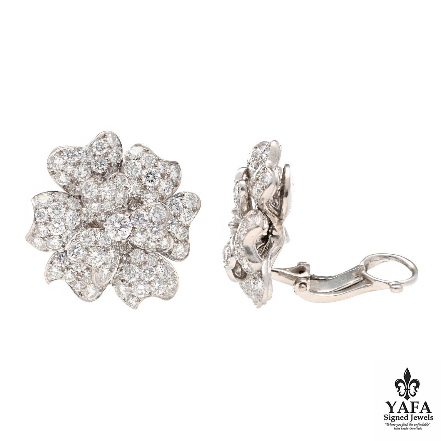 Round Cut VAN CLEEF & ARPELS Diamond Flower Ear Clips For Sale