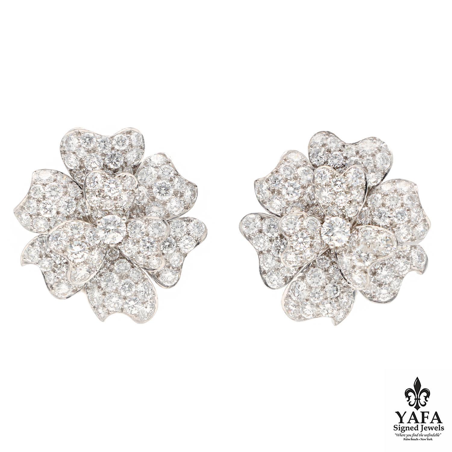 VAN CLEEF & ARPELS Diamond Flower Ear Clips In Excellent Condition For Sale In New York, NY