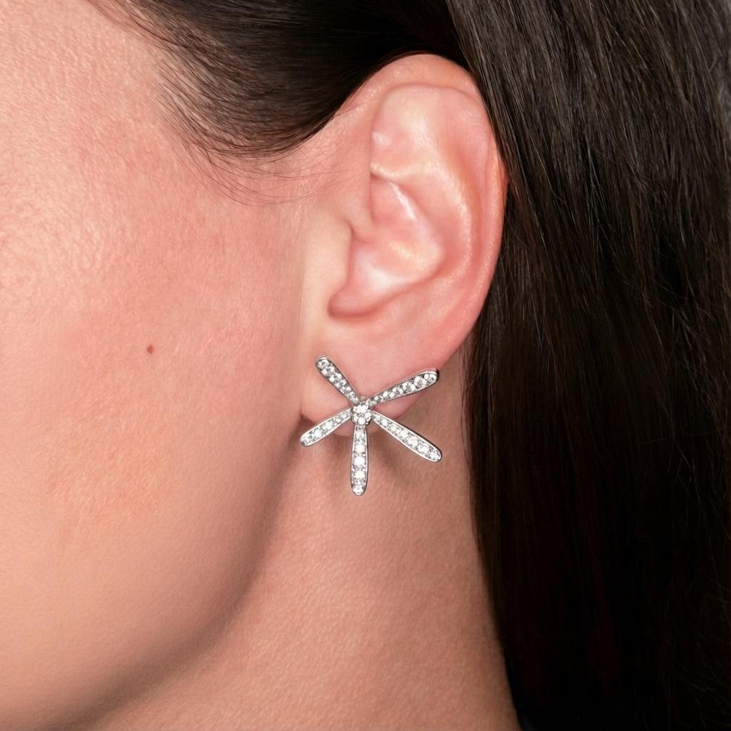 Contemporain Van Cleef & Arpels Boucles d'oreilles fleurs en diamant en or blanc 18 carats en vente