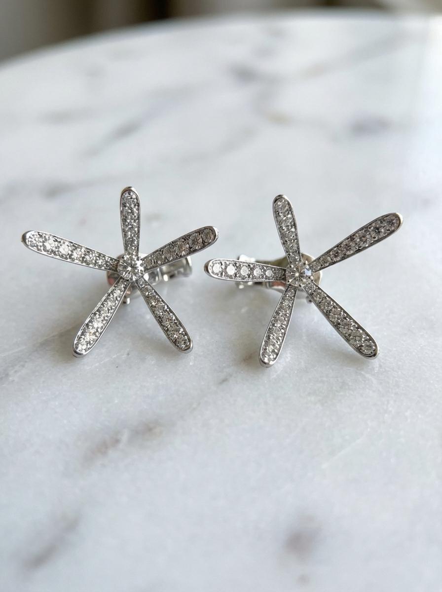 Taille ronde Van Cleef & Arpels Boucles d'oreilles fleurs en diamant en or blanc 18 carats en vente