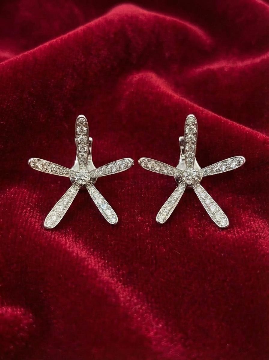 Van Cleef & Arpels Boucles d'oreilles fleurs en diamant en or blanc 18 carats Excellent état - En vente à Chicago, IL
