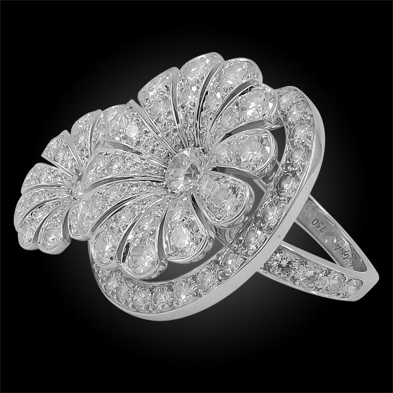 VAN CLEEF & ARPELS Ile de la Cite Diamond Ring in 18k White Gold.

The recognizable double flower and progressive design of this Van Cleef & Arpels Ile de la Cite Diamond Ring is the perfect example of old world meeting new. The concept is fashioned