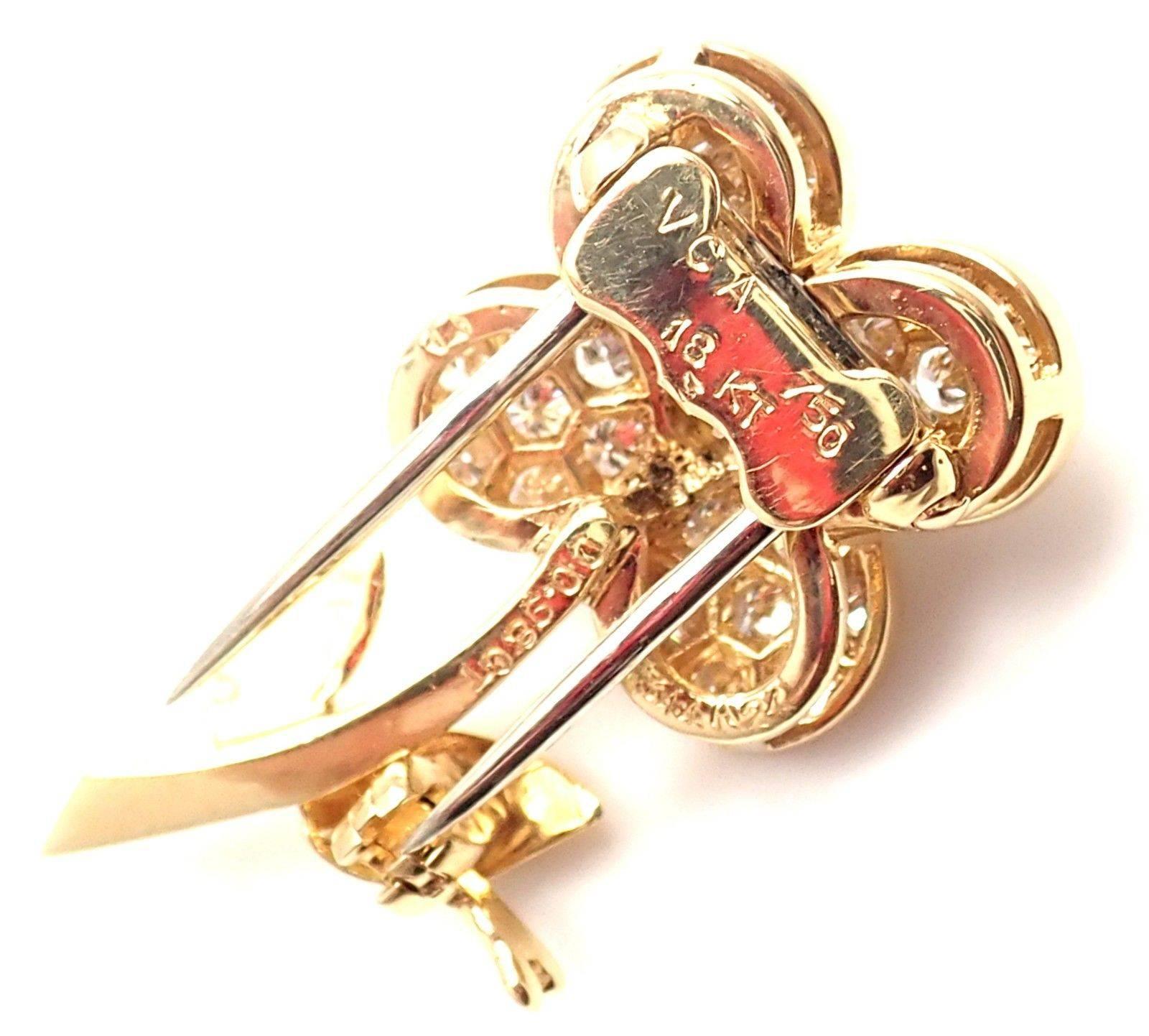 Women's or Men's Van Cleef & Arpels Diamond Flower Yellow Gold Pin Brooch For Sale