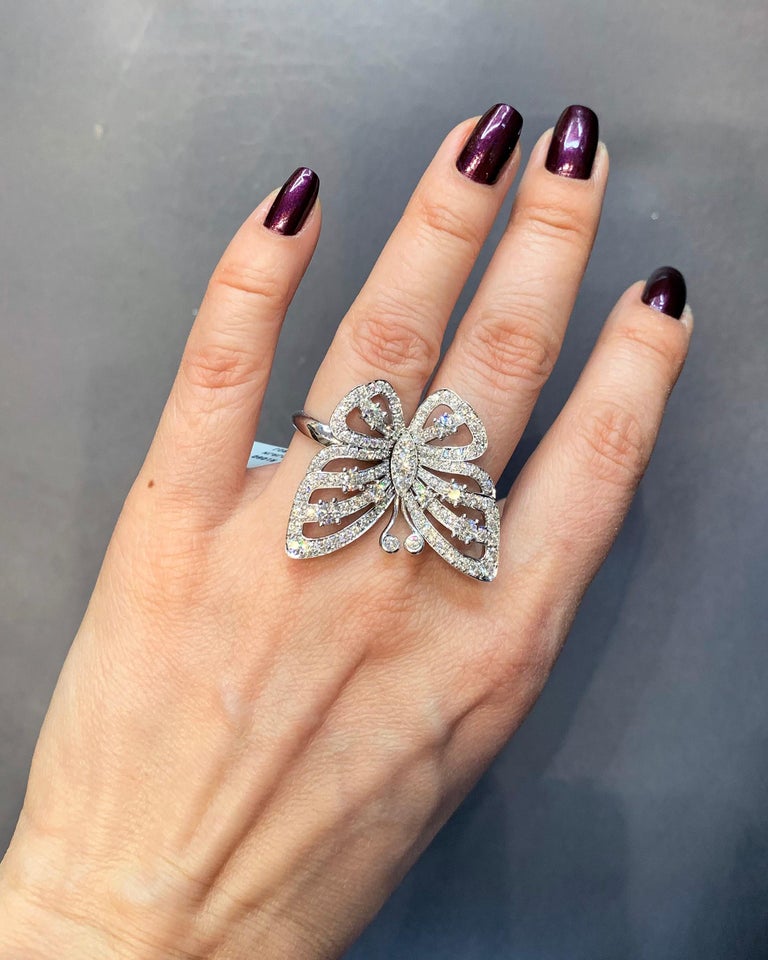 Van Cleef and Arpels Diamond Flying Butterfly Between Finger White Gold