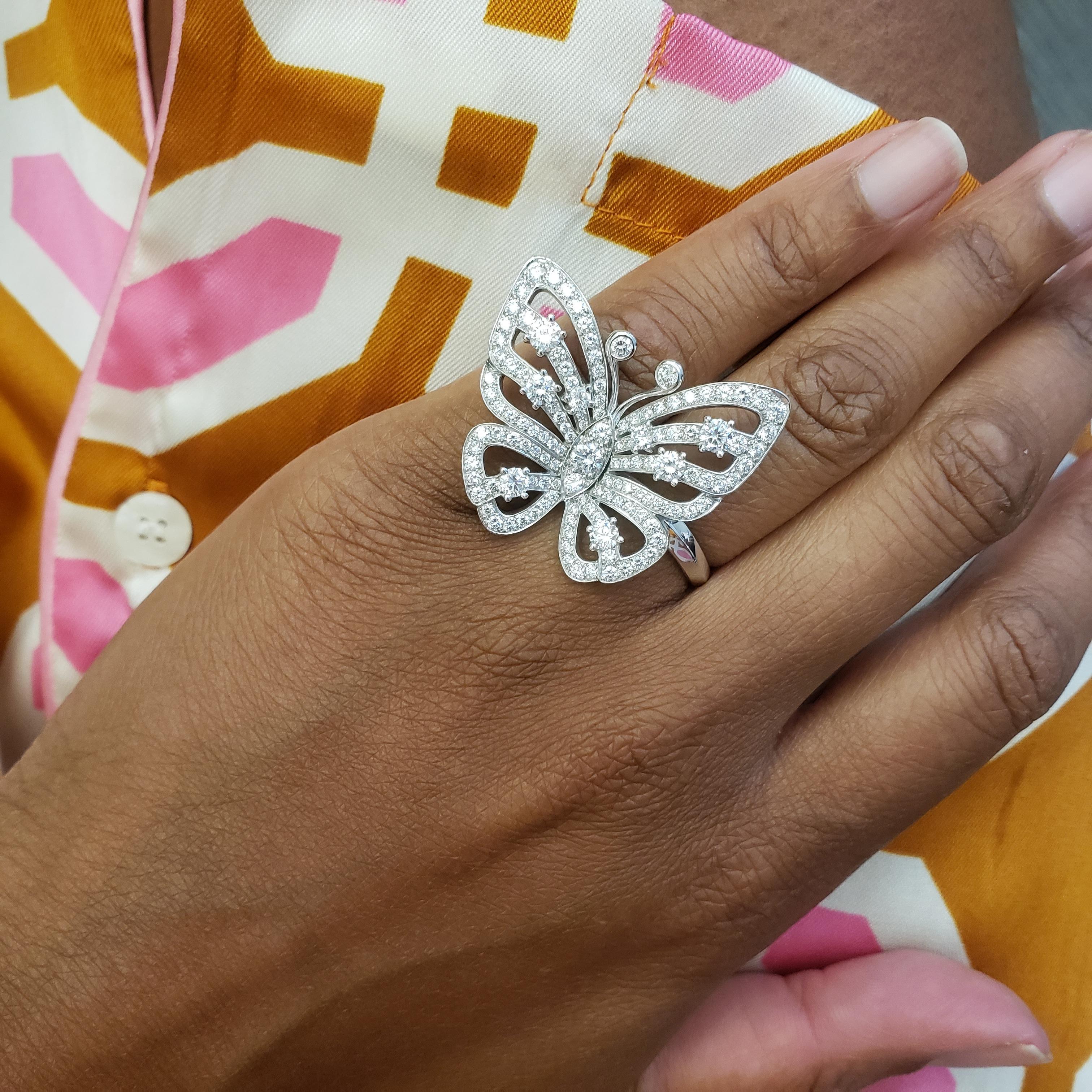 Van Cleef & Arpels Diamond Flying Butterfly Between Finger White Gold Ring In Excellent Condition In New York, NY