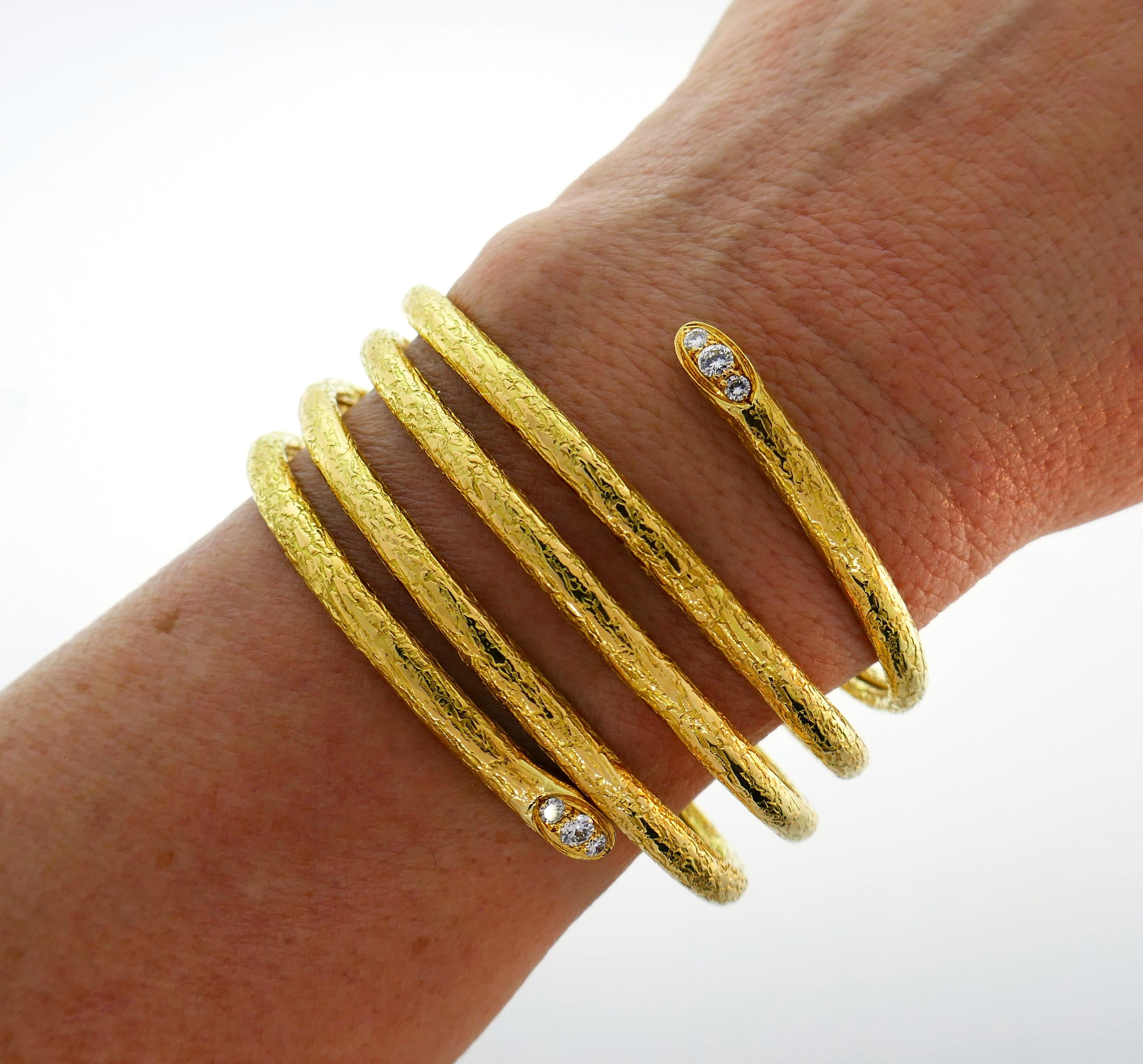 Stylish elegant snake bangle bracelet created by Van Cleef & Arpels in the 1980s. Chic and wearable, the bangle is a great addition to your jewelry collection.
The bracelet is made of 18k yellow gold and accented with six round brilliant cut
