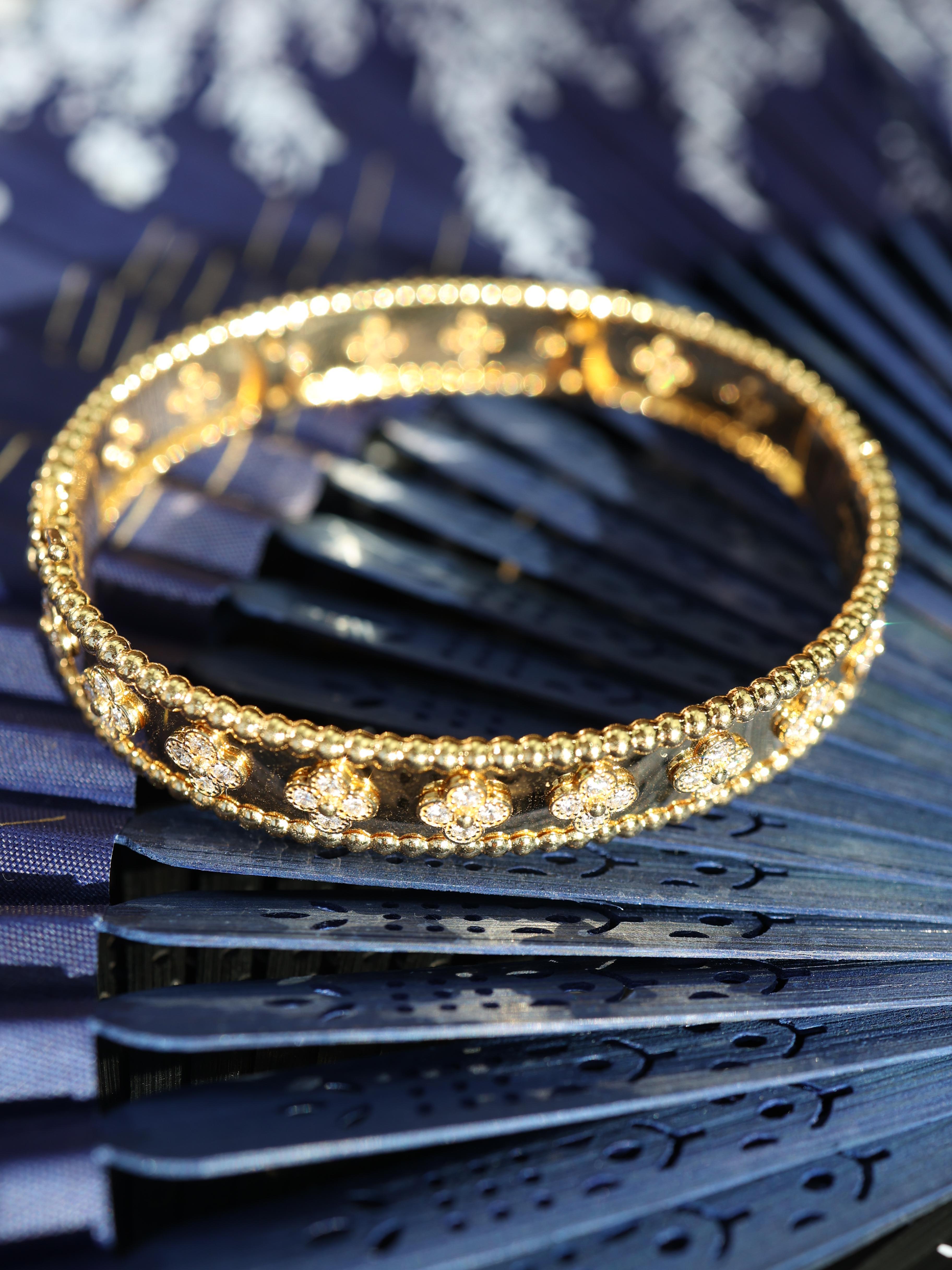 Ce bracelet en diamants VCA est fabriqué en or jaune 18 carats. Ce bracelet représente les motifs classiques de trèfle de la VCA, composés de diamants de taille ronde totalisant environ 1,6 ct.

Poids : 31,6 grammes
Mesure :  18 cm de