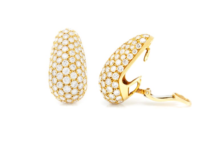 Earrings finely crafted in 18K yellow gold.
Bombe oval design signed Van Cleef & Arpels.
The total weight of the diamonds was calculated at approximately 15.00 ct.
Earrings come with original V.C.A pouch