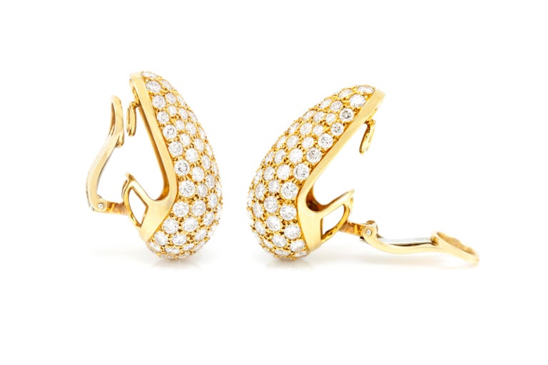 Van Cleef & Arpels Diamond Gold Bombe Ear Clips In Good Condition For Sale In New York, NY