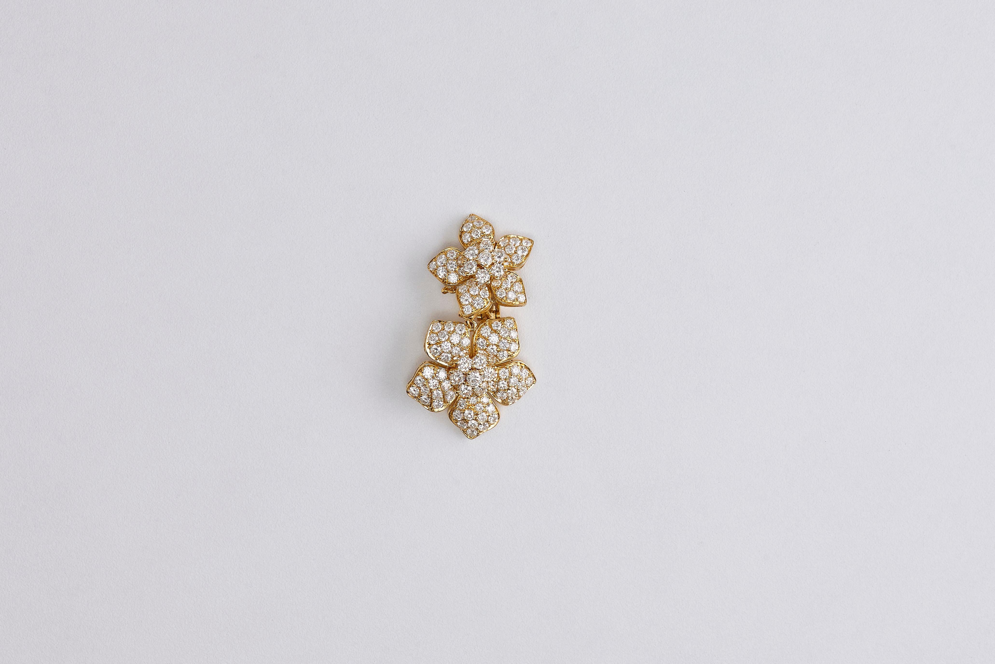 Diese fantastischen Ohrringe von Van Cleef & Arpels (VCA) sind aus 18 Karat Gelbgold gefertigt und haben ein florales Clip-on-Design. 
Besetzt mit funkelnden runden Diamanten im Brillantschliff E-G VVS von schätzungsweise 10,30 Karat. 
Vielseitig