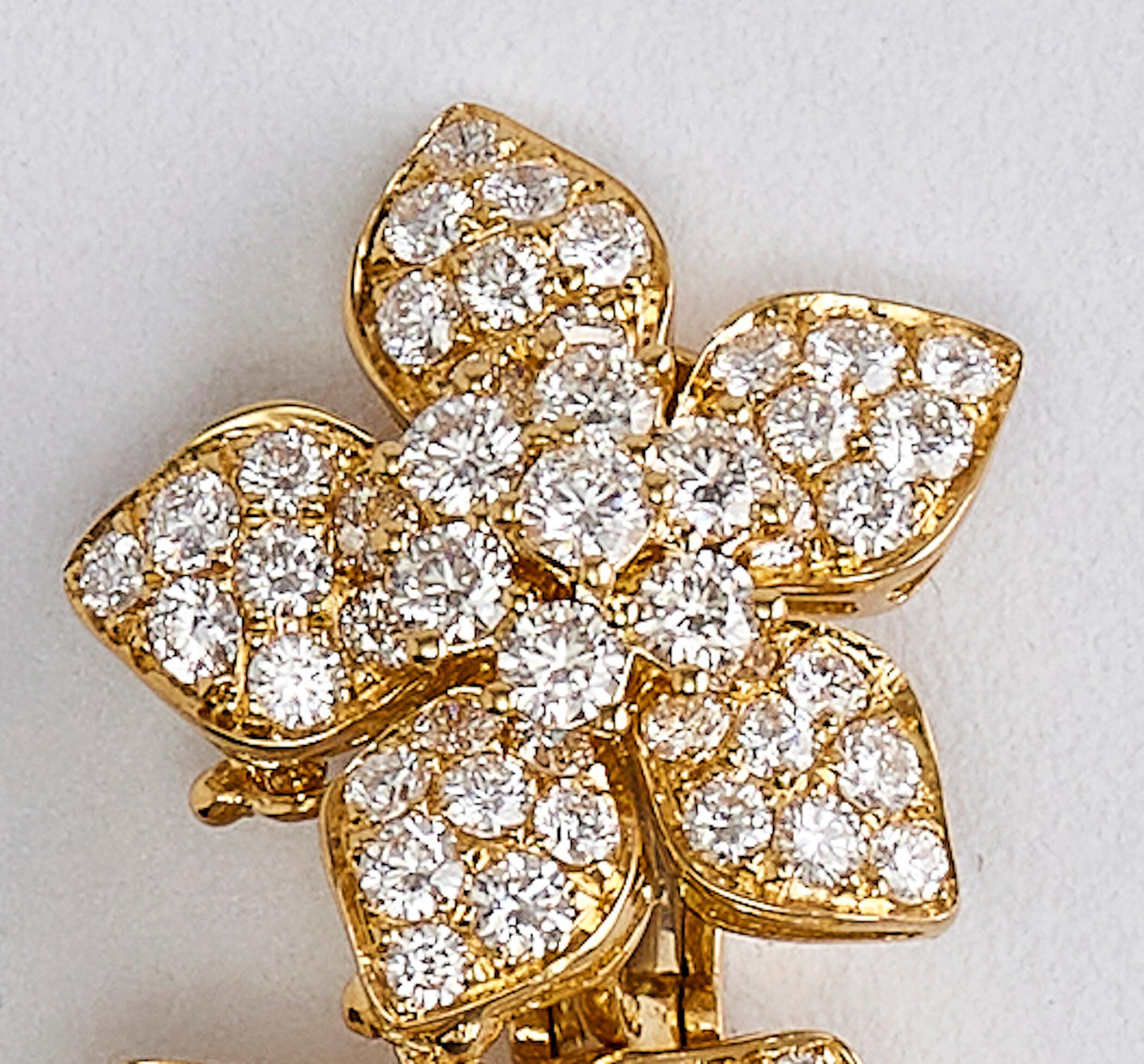 Van Cleef & Arpels Diamant-Gold-Ohrclips mit doppelter Blume (Brillantschliff)