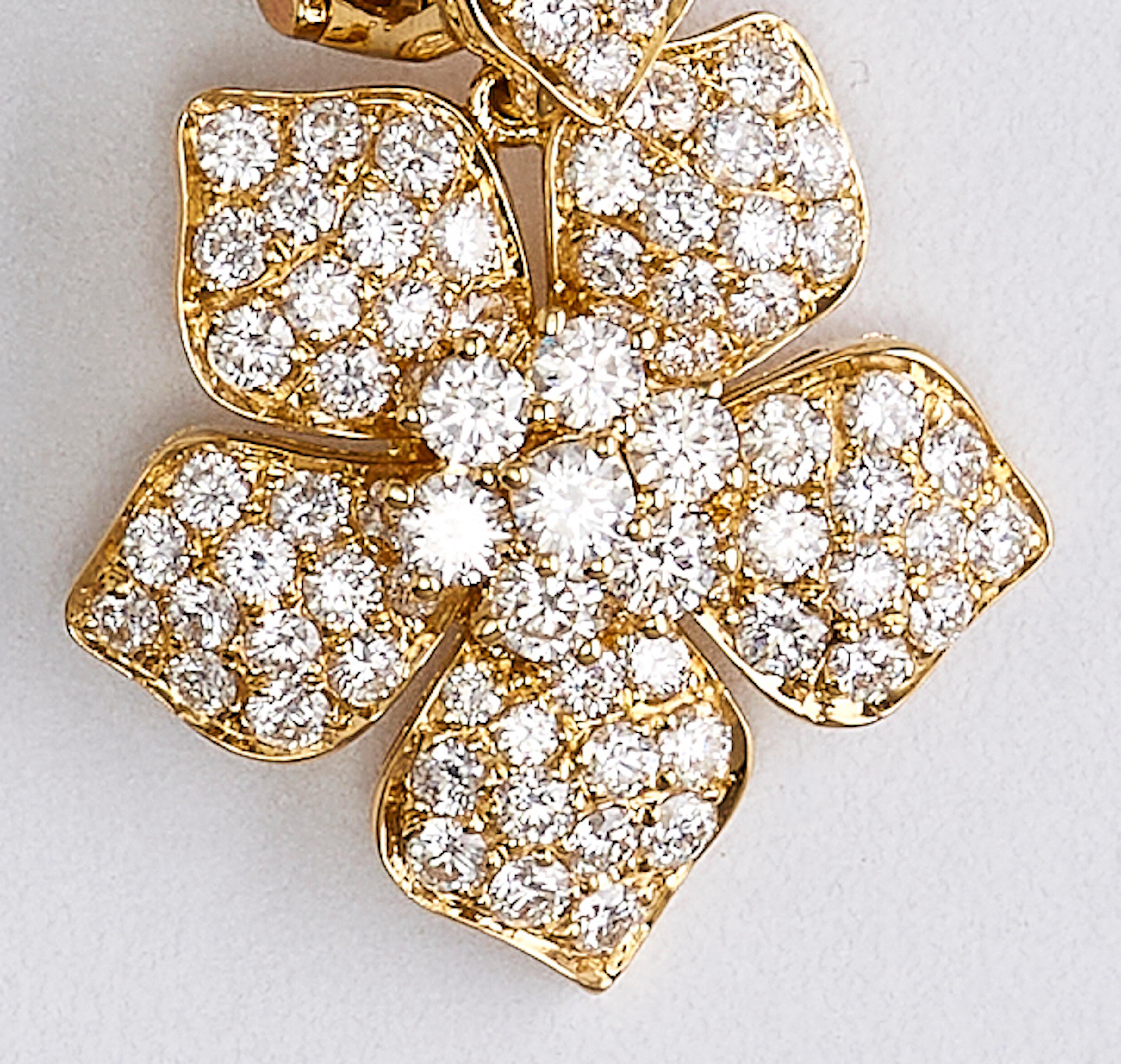 Van Cleef & Arpels Diamant-Gold-Ohrclips mit doppelter Blume im Zustand „Hervorragend“ in Tel Aviv, IL