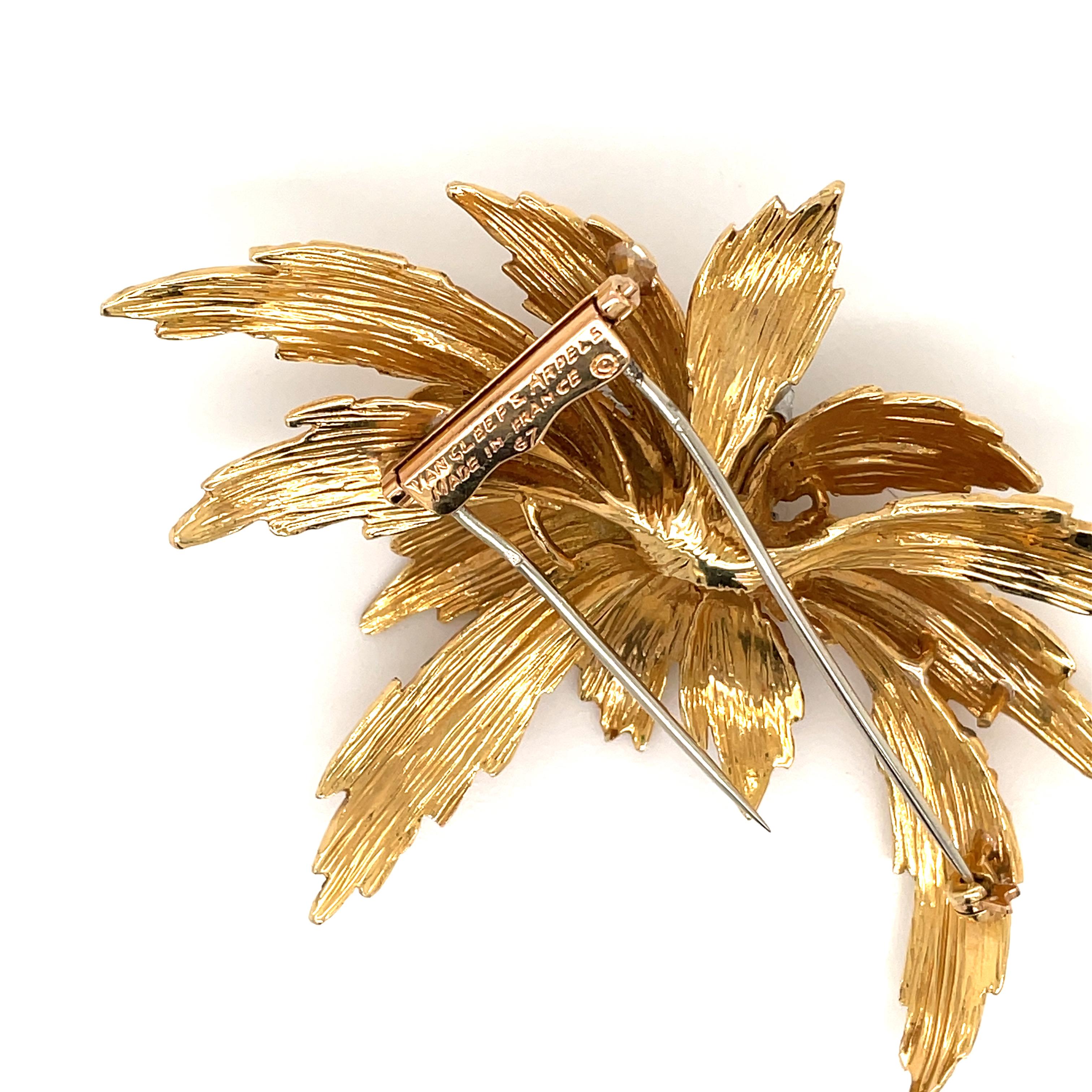 Van Cleef & Arpels Diamond Gold Floral Motif Brooch In Excellent Condition In Napoli, Italy
