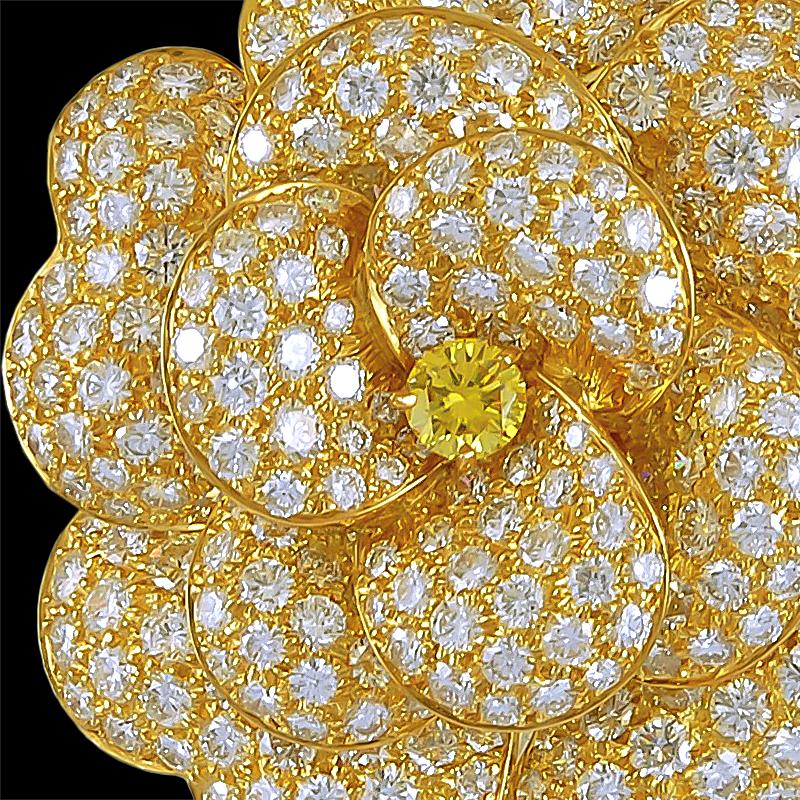 Brilliant Cut Van Cleef & Arpels Vintage 1980s  White And Yellow Diamond Gold Camelia  Brooch For Sale
