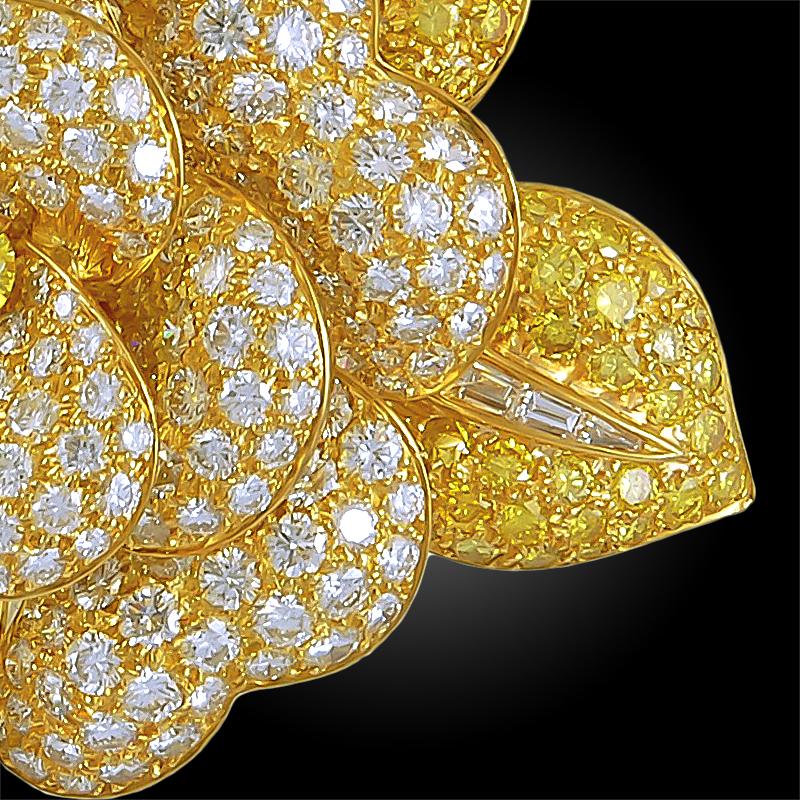 Van Cleef & Arpels Vintage 1980s  White And Yellow Diamond Gold Camelia  Brooch In Excellent Condition For Sale In New York, NY