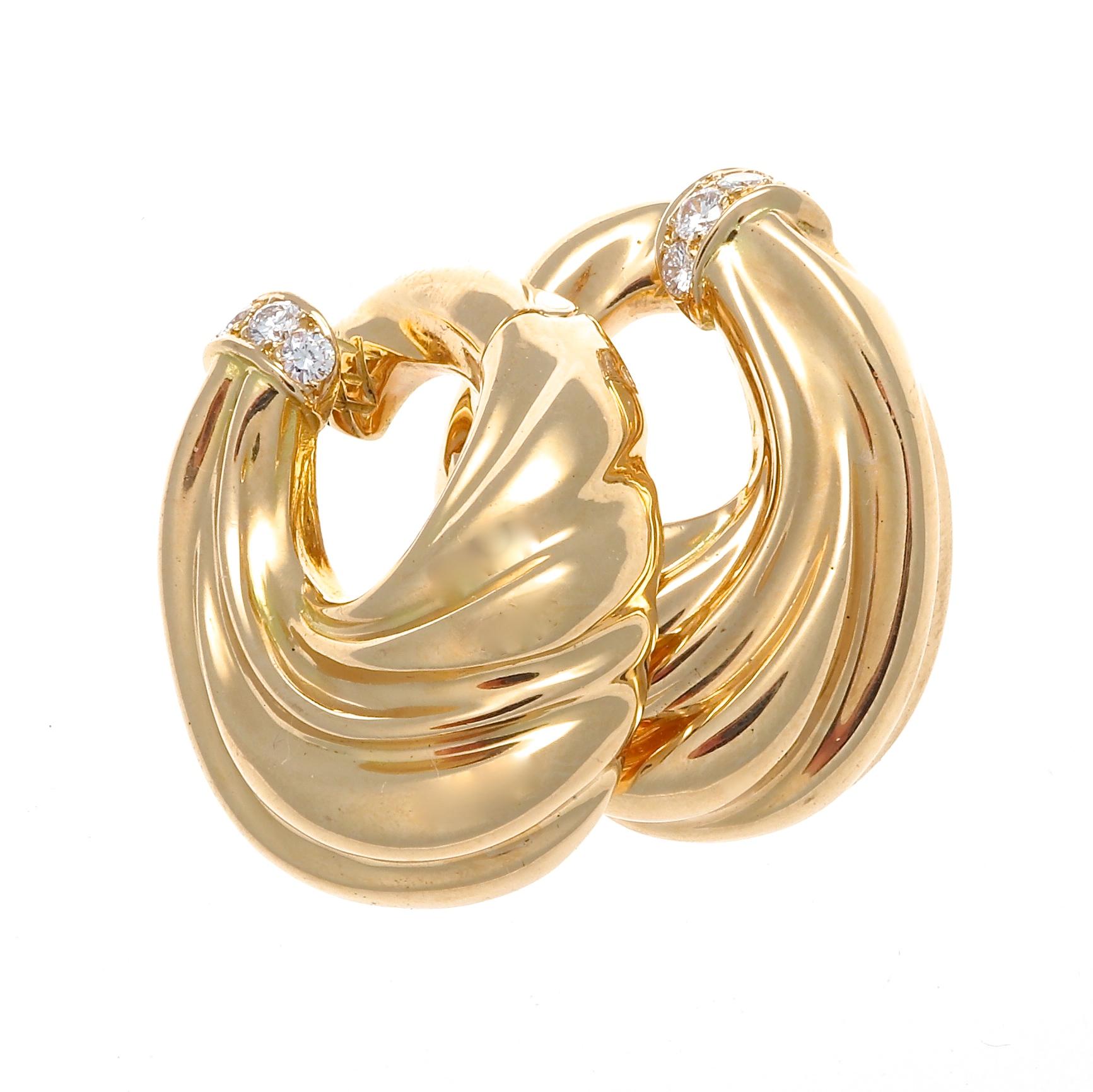 Van Cleef & Arpels jewelry is characterized by a distinctive blend of poetry and refinement that is an invitation to a timeless universe of beauty and harmony. Designed in fluted 18k gold twisting around the ear to feature a single row of colorless
