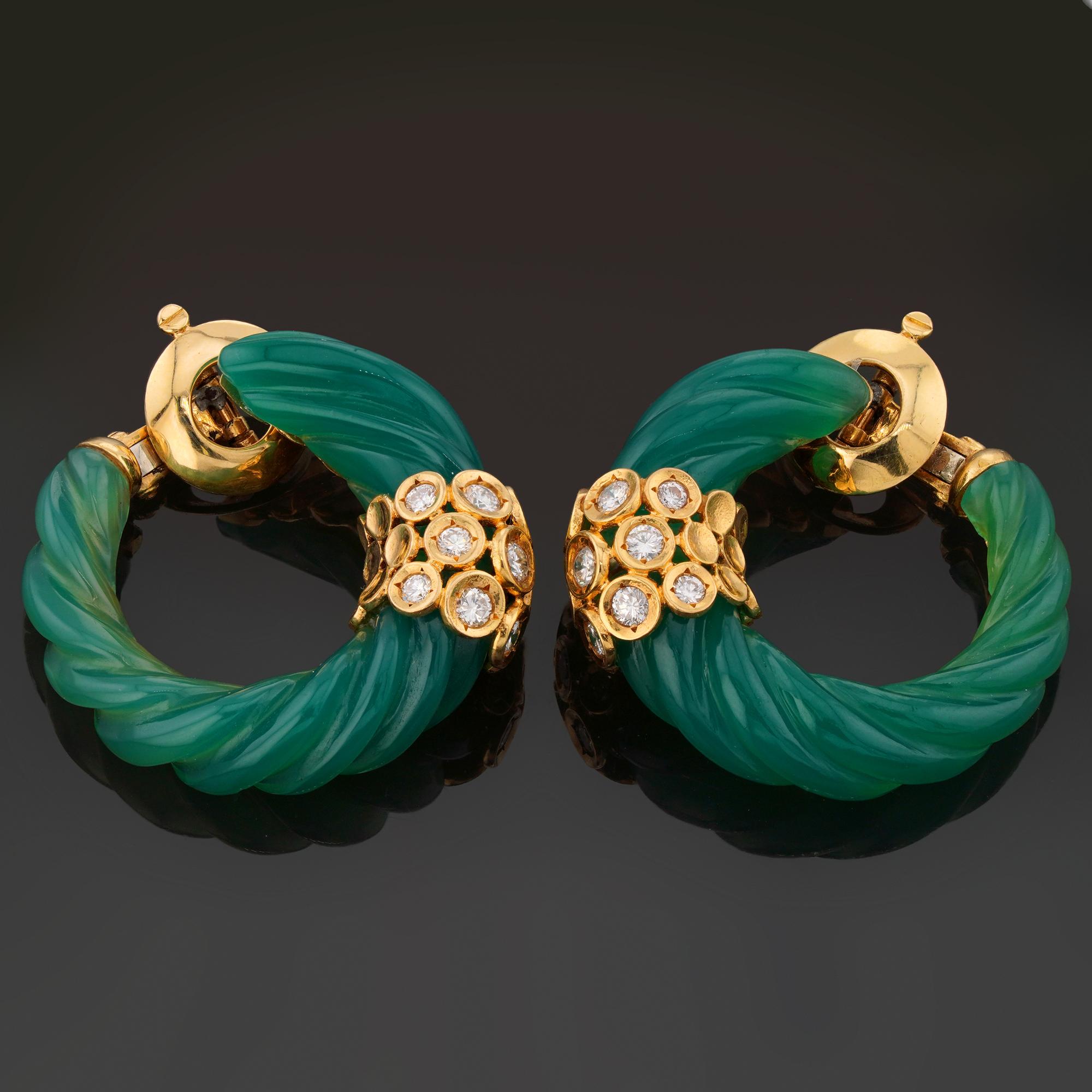 Questi splendidi e sofisticati orecchini a clip vintage di Van Cleef & Arpels sono realizzati in oro giallo 18 carati e crisoprasio verde vivo, con 22 diamanti rotondi taglio brillante per un peso stimato di 0,80-0,90 carati. Realizzato in Francia